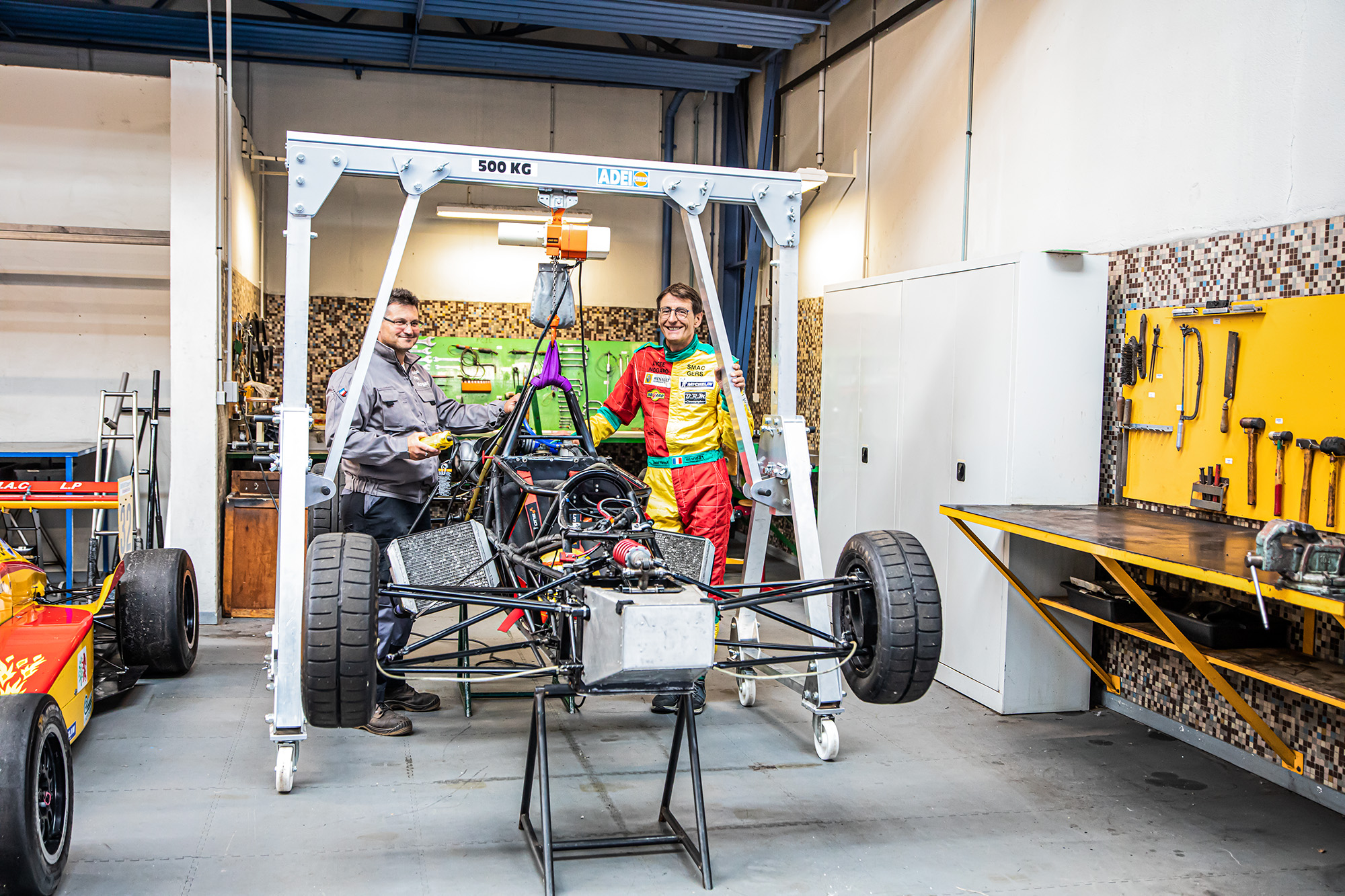 3 Levage d'un véhicule Fde compétition Formule Renault avec portique de 500 kg Damien Harout et agent d'entretien 1bis 040722.jpg