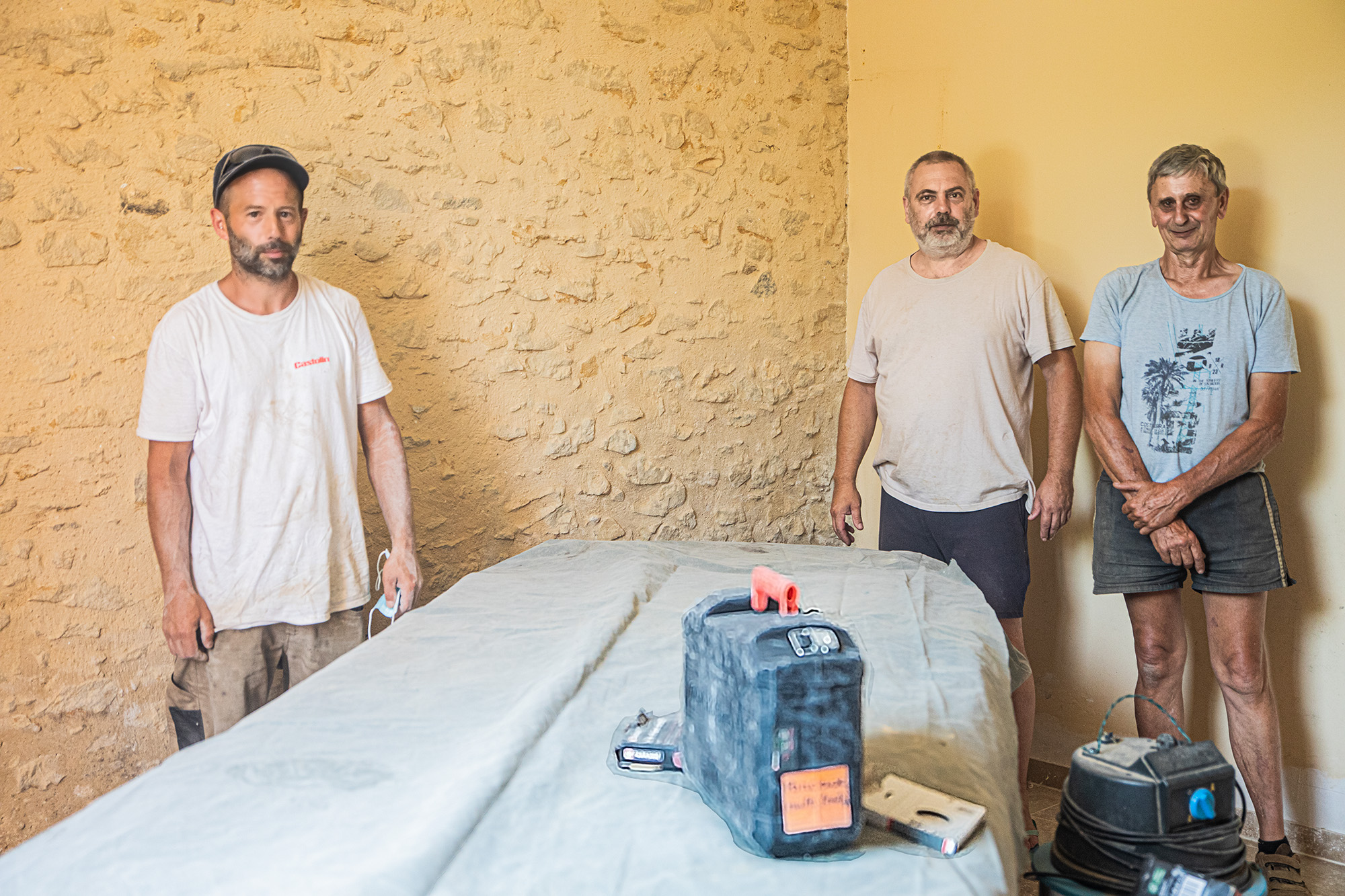 2 La salle de réunion en travaux avec Bertrand Priouzeau et Gérard Fitan 1bis150722.jpg