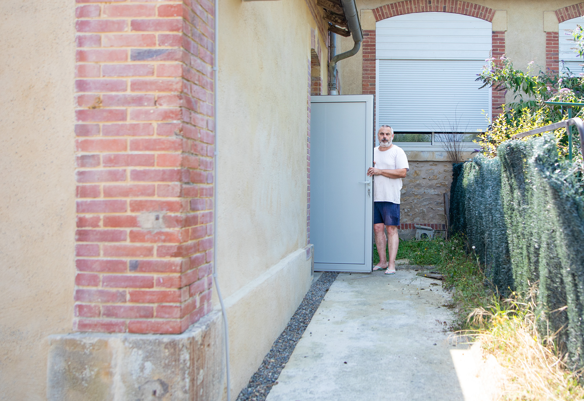 3 Bertrand Priouzeau montre la rampe accessible aux handicapés 1bis 150722.jpg