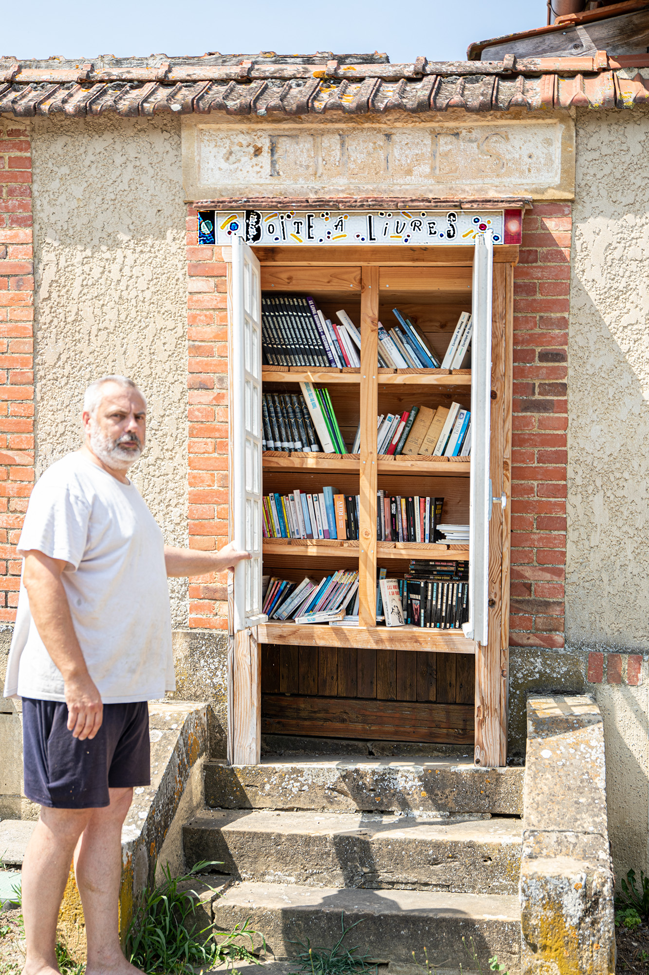 4 Bertrand Priouzeau montre la boîte à livres 1bis 150722.jpg