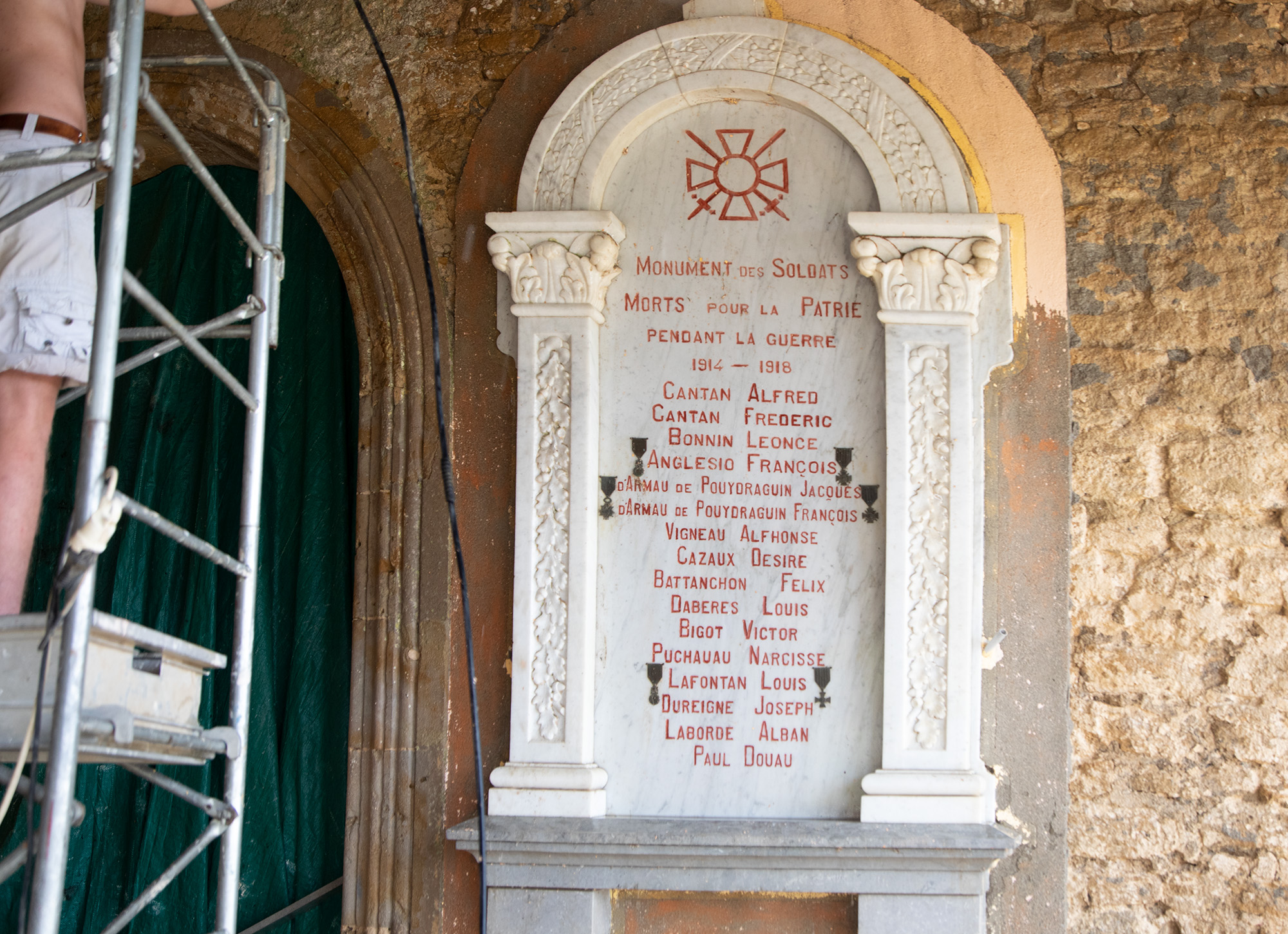 3 Faut-ilôter le ciment autour du monument aux morts 1bis 230722.jpg
