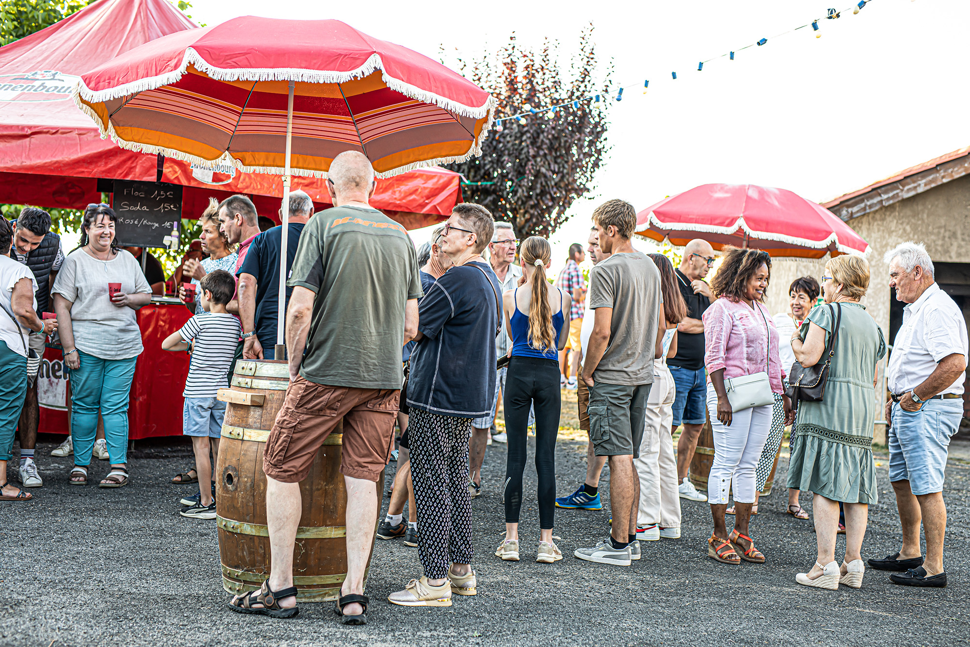 8 La foule à la buvette de la fête  1bis 230722.jpg