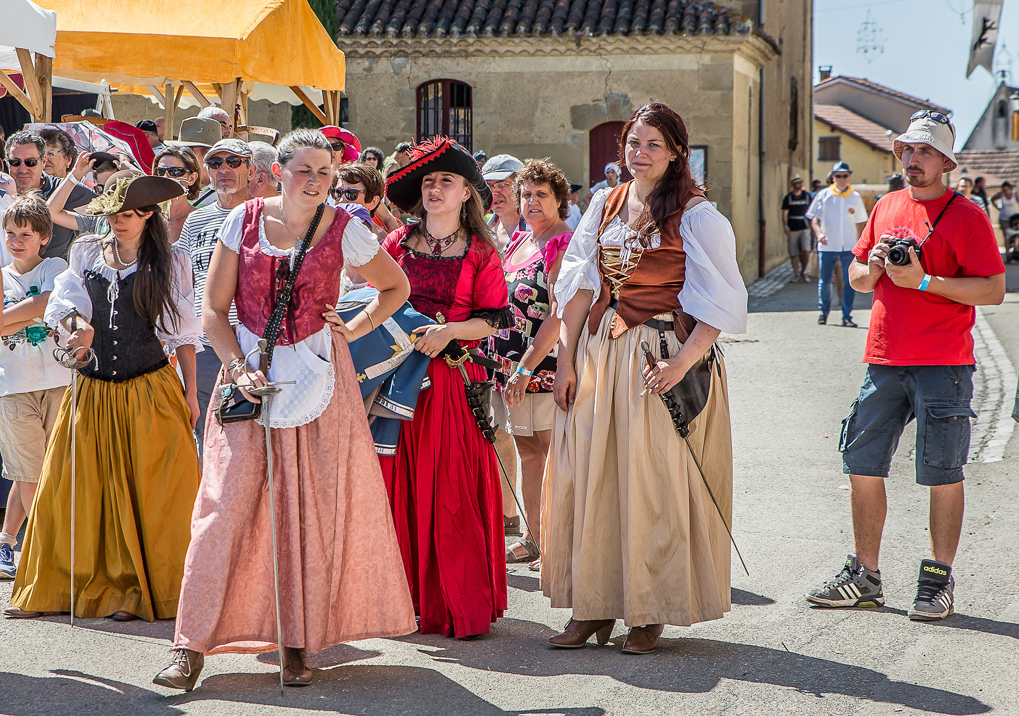 4 Belles dames et touristes assistent à la scène 1bis 140816.jpg