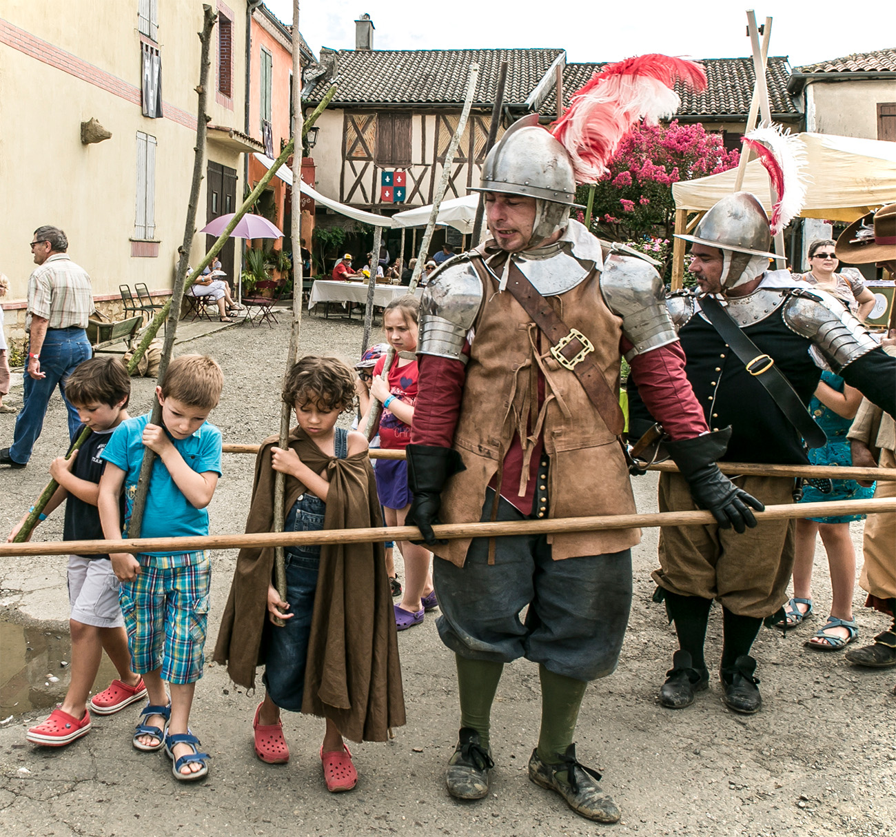 Enfants avec un homme d'armes  (Festival 2016)