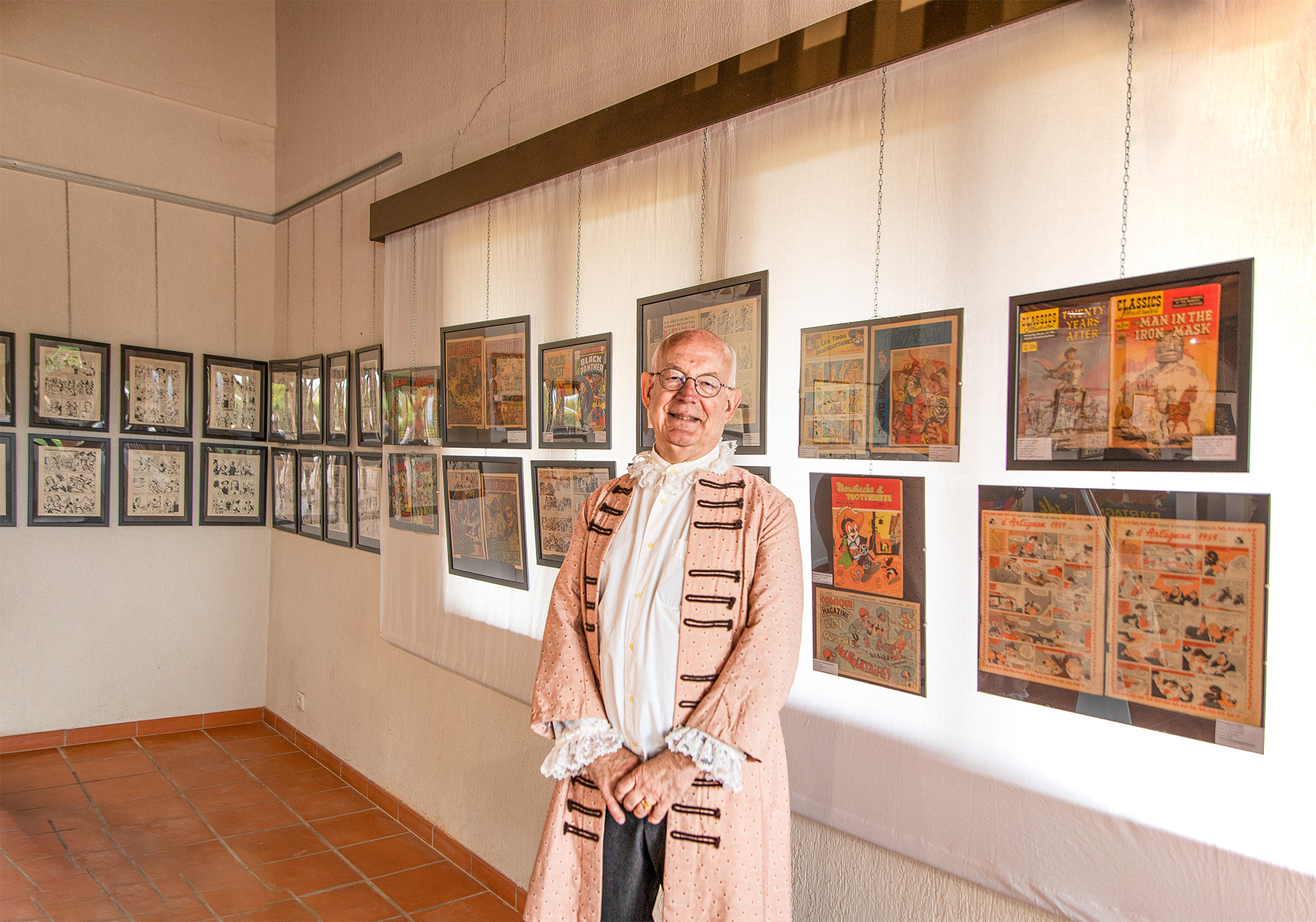 36 Patrick de Jacquelot devant son expo 1bis 140822.jpg