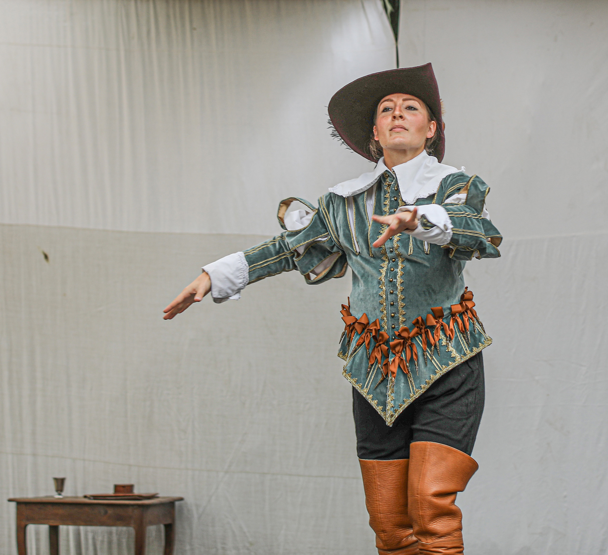 10 Le comédien Montfleury est chassé de scène par Cyrano 1bis 130822.jpg