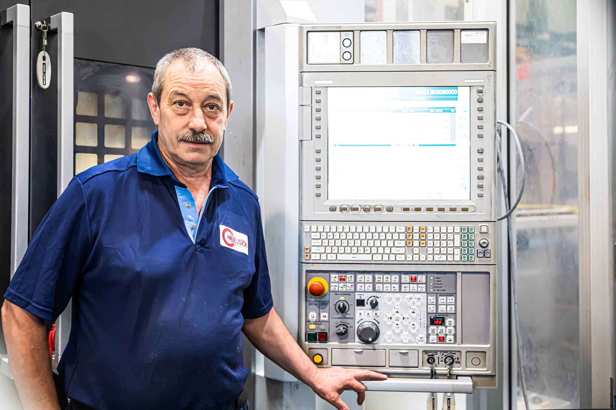 4 Gilles Castella devant la plus récente machine 1bis 310822.jpg