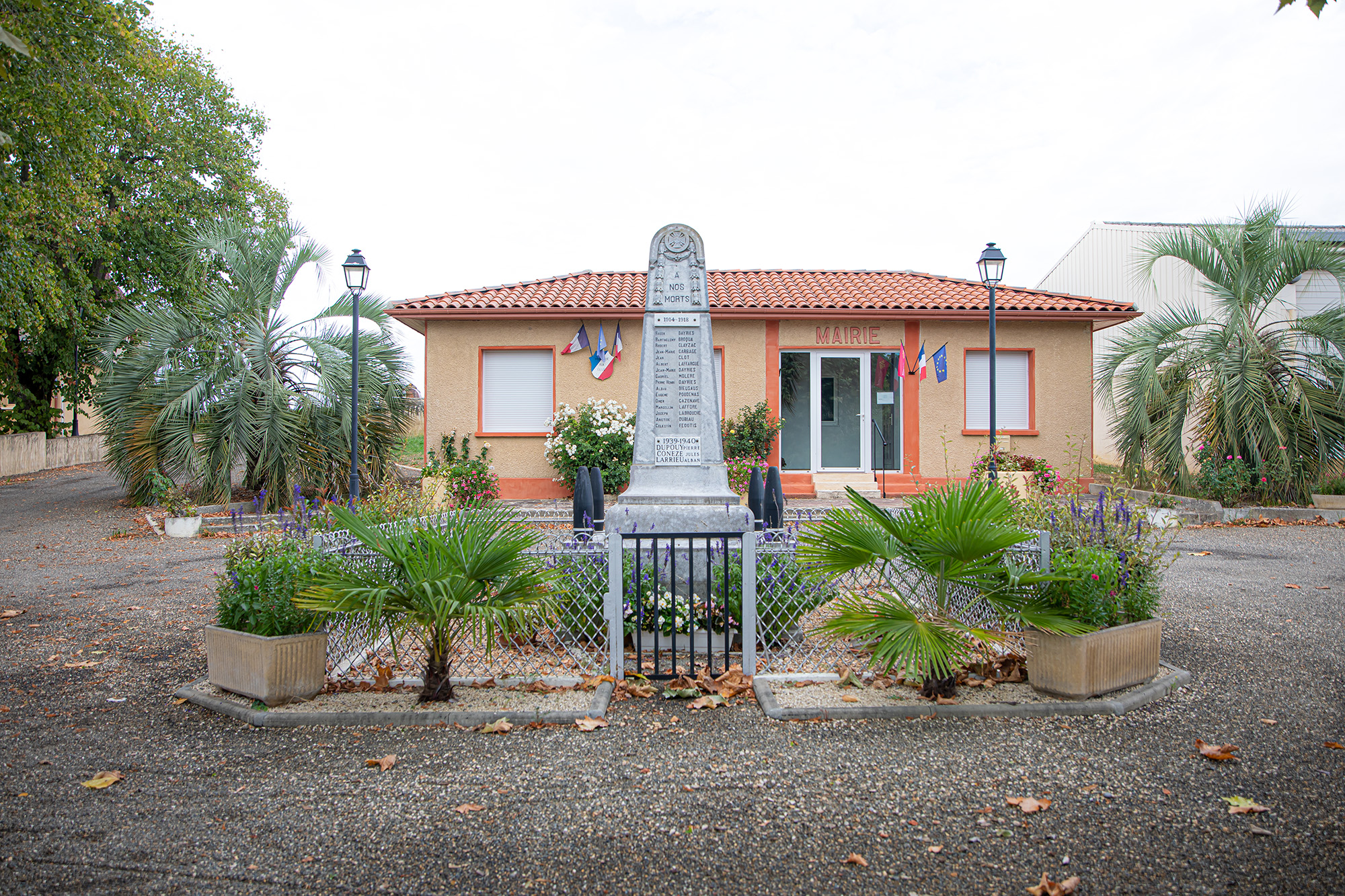 1 Mairie et monument aux morts de Sorbets 1bis 130922.jpg