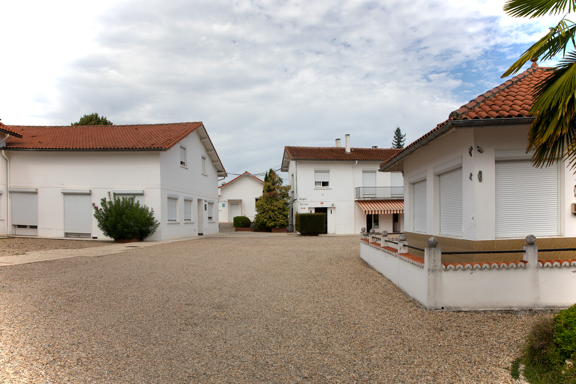 8 La place au milieu des bâtiments de la Mas Helios 1bis 070922.jpg