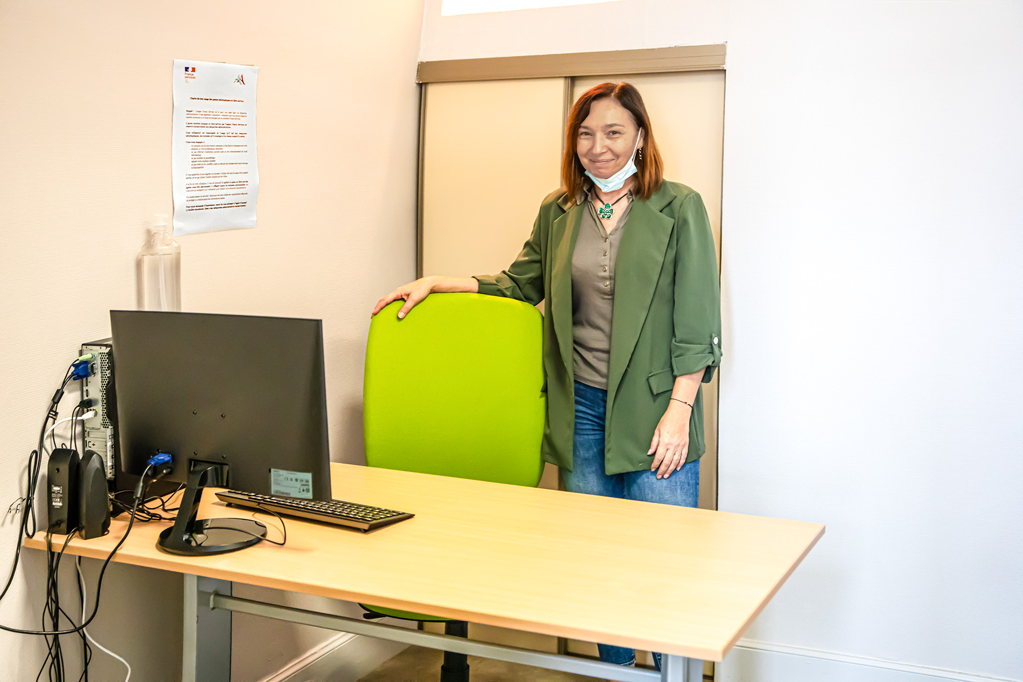 4 Nathalie carrère montre le bureau autonome 1bis 101022.jpg