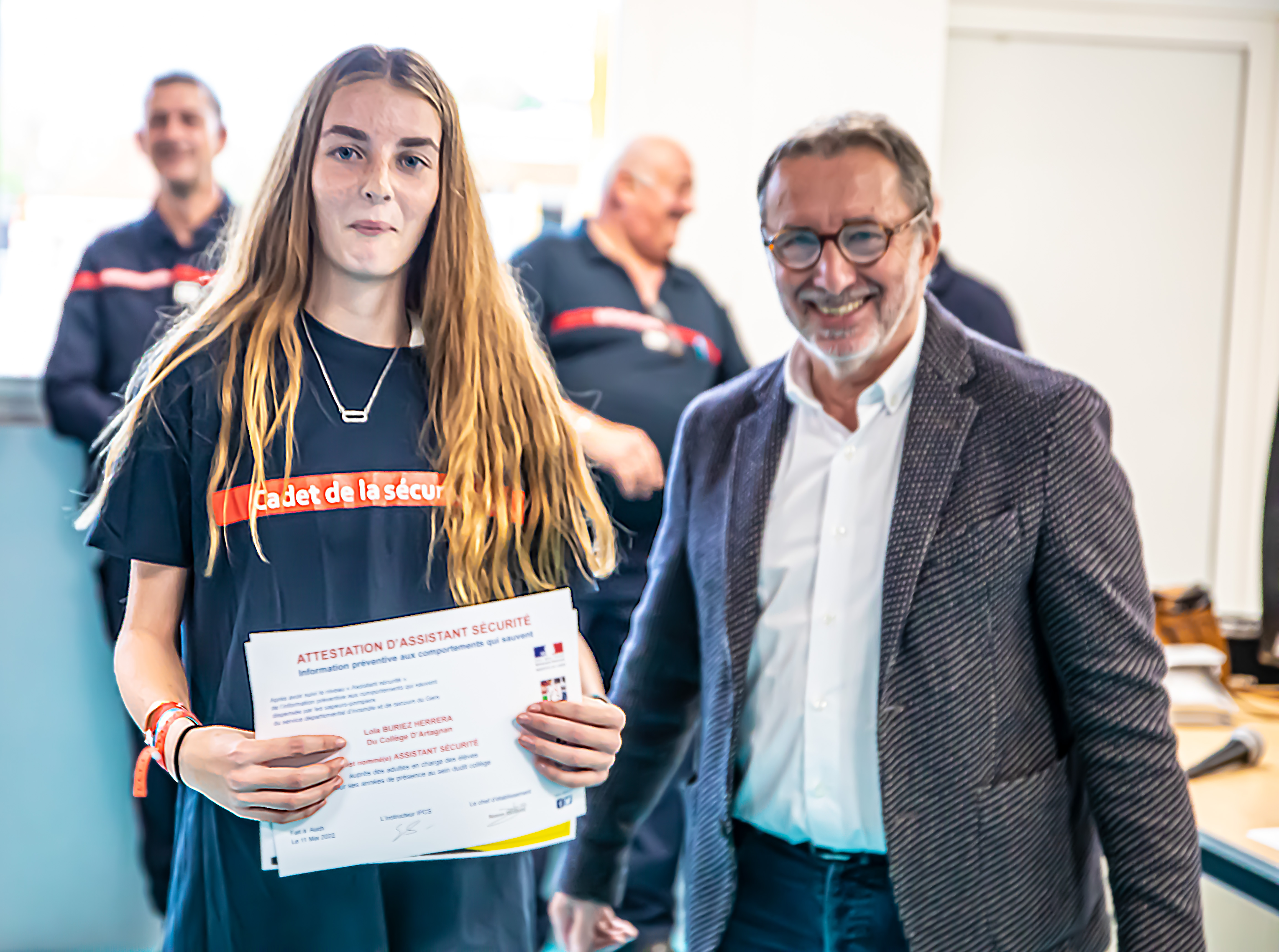 8 Christian Peyret remet un diplôme 1bis 131022.jpg