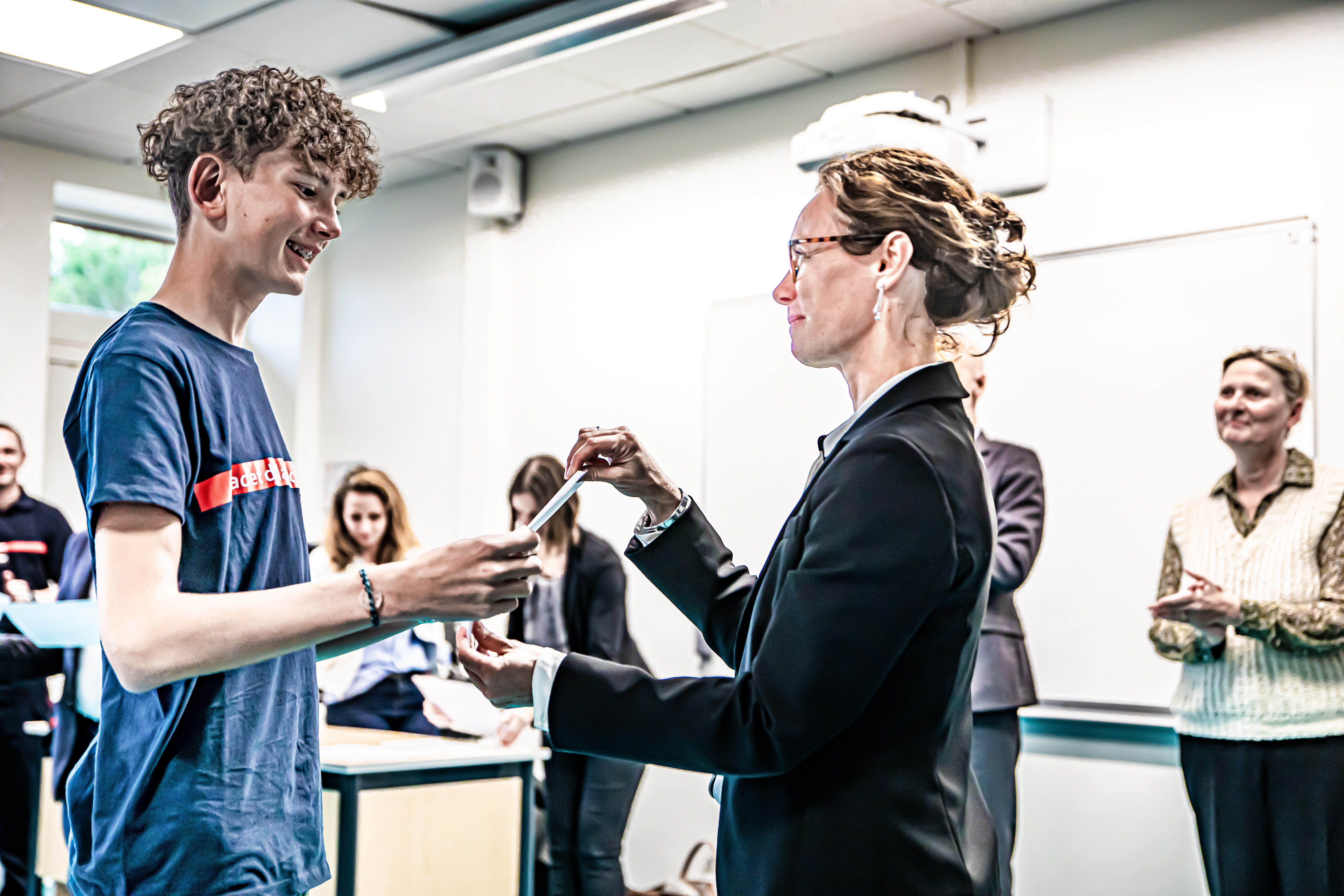 10 Rozenn Joubaire remet un diplôme 1bis 131022.jpg