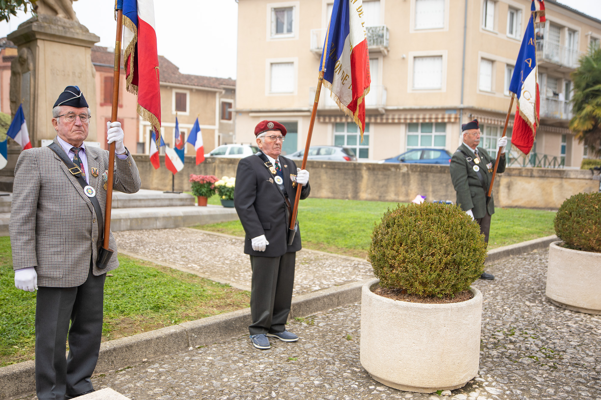 3 Mise en place des porte-drapeaux 1bis 111122.jpg