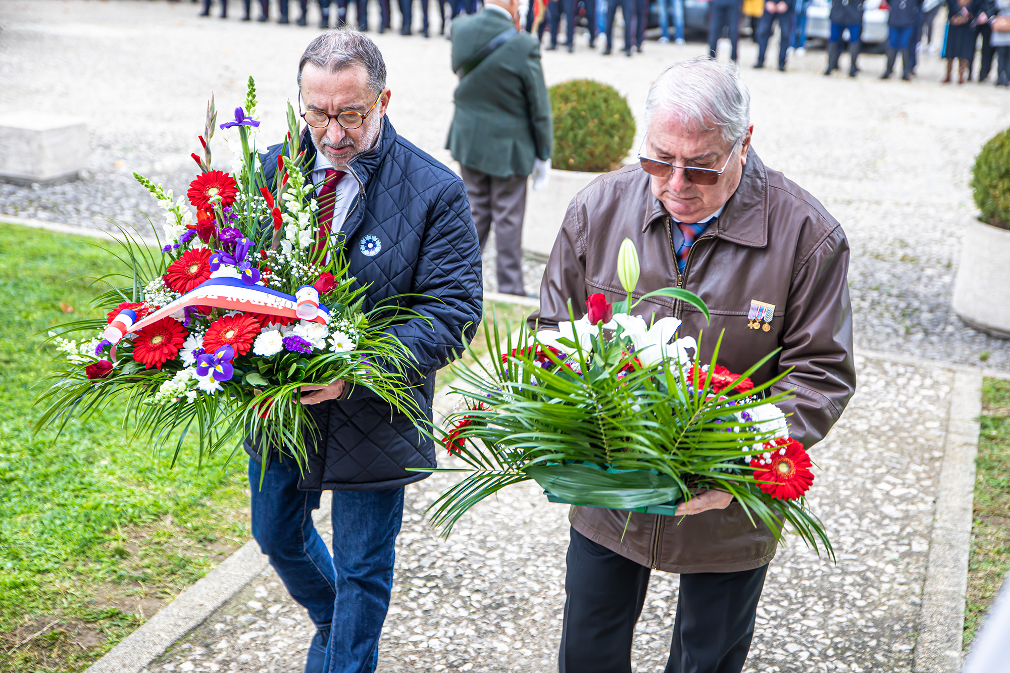 4 Dépôt de gerbes Christian Peyret et Gérard Bragagnolo 1bis 111122.jpg