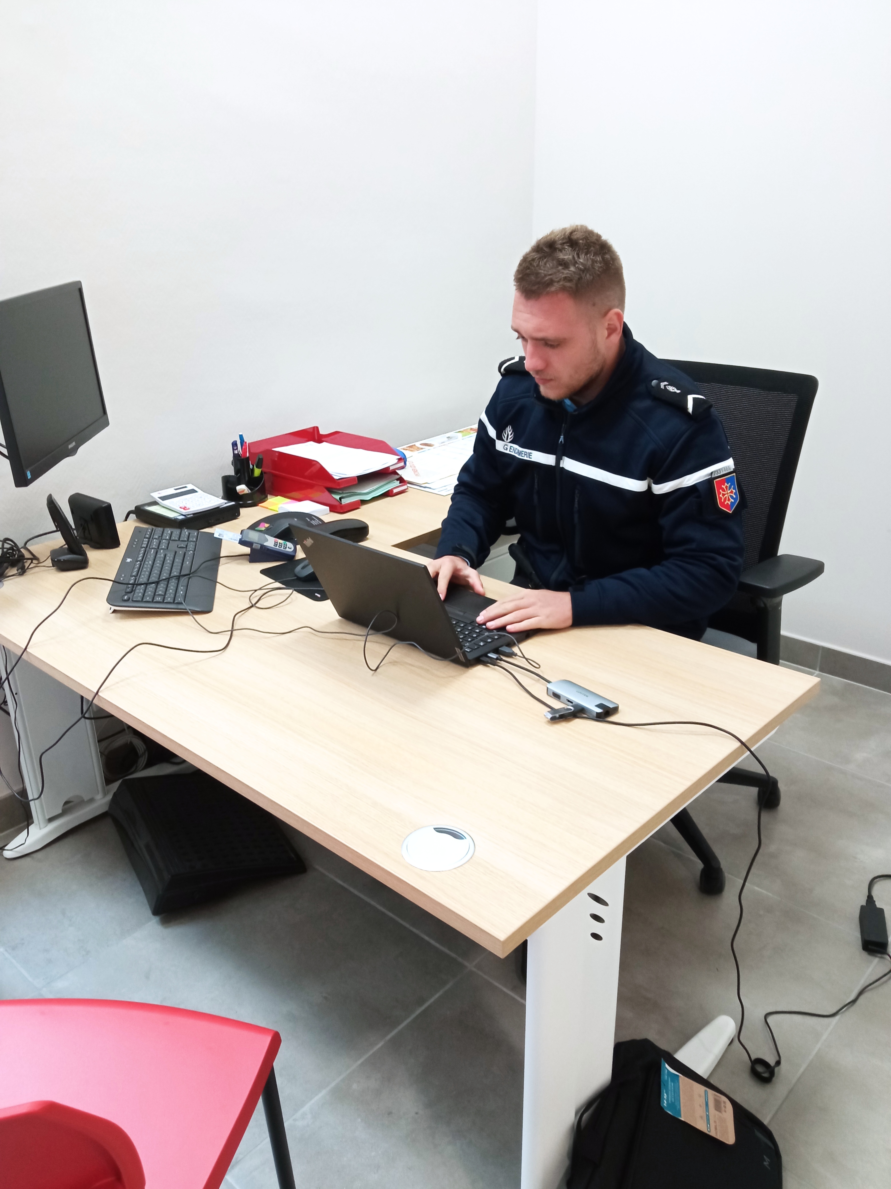 Le gendarme CABANILLAS à l'accueil