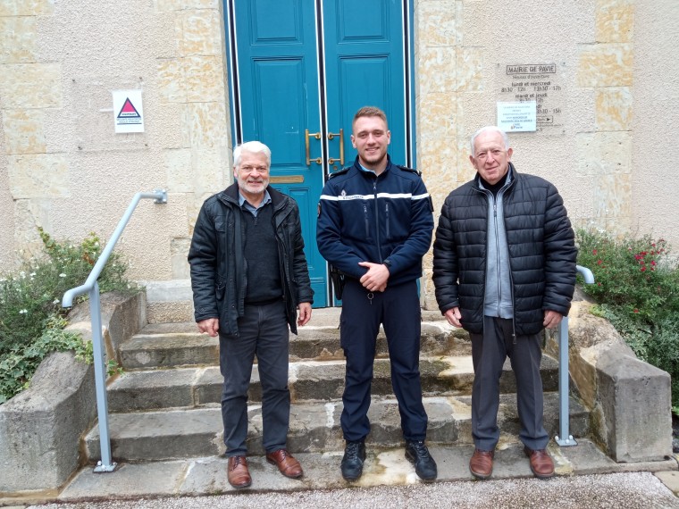 Mr JM BLAY le Maire et son adjoint Jacques FAUBEC en compagnie du gendarme