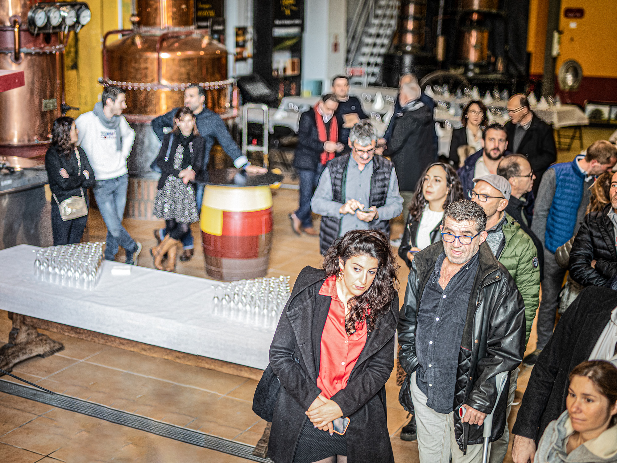 8 Les invités écoutent l'explication de la distillation 1bis 281122.jpg