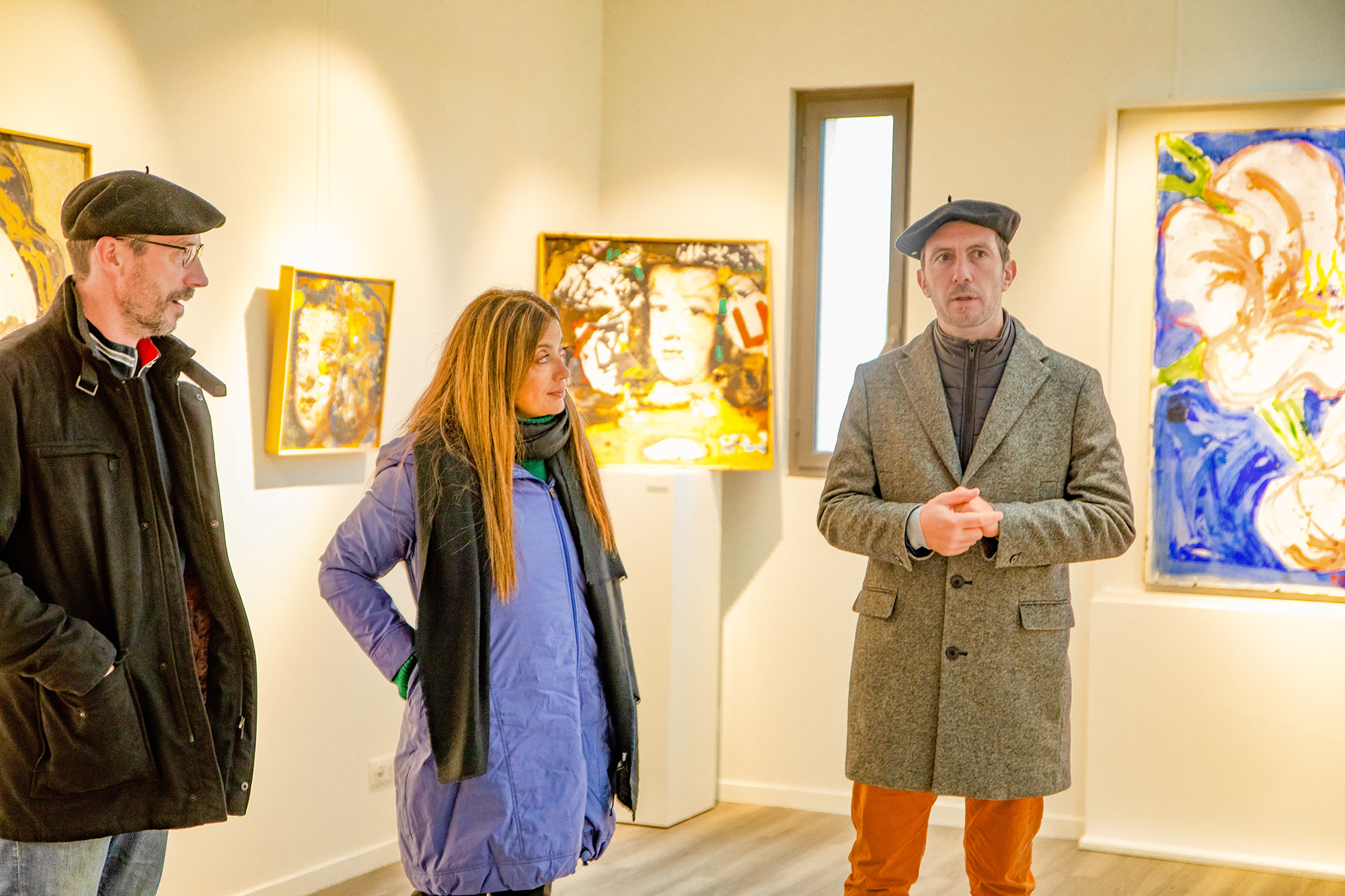 7 Visite galerie bleue Eric Fitan  la visiteuse et Olivier Dabadie 1bis 021222.jpg