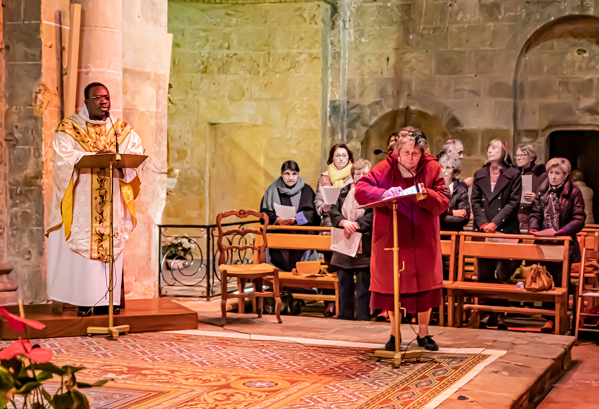6 L'abbé Alexis Bankolé et la chorale improvisée 1bis 101222.jpg