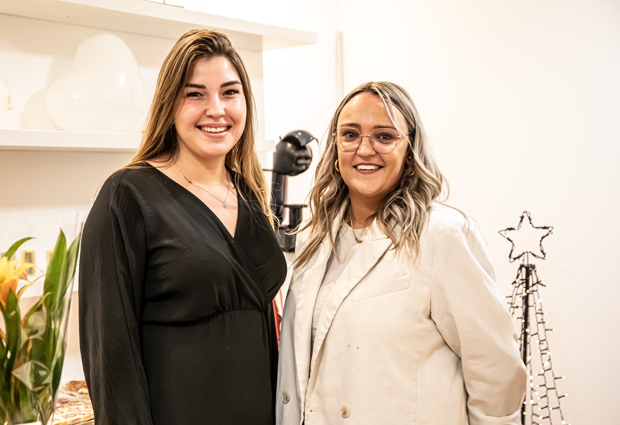 4 Anaïs Roskoschny et et Julie Capes 1bis 091222.jpg