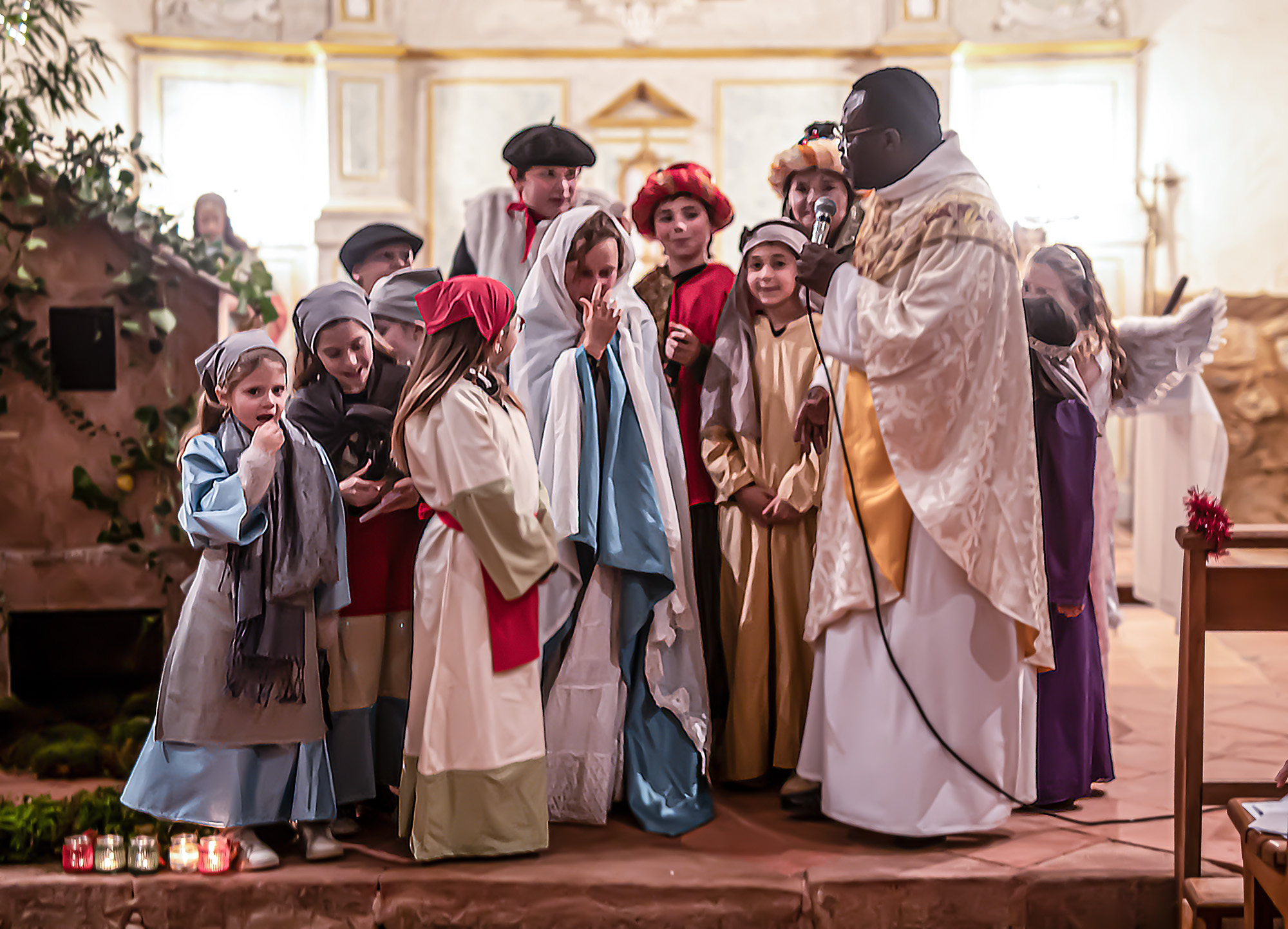 10 L'abbé Bankolé parle avec les enfants de la crèche 1bis 141222.jpg