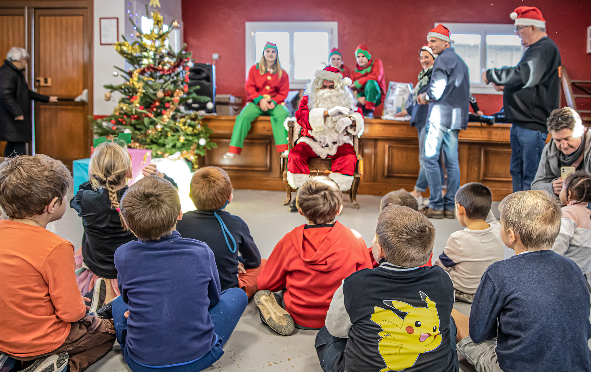 8 Le Père Noël distribue les cadeaux 1bis 181222.jpg