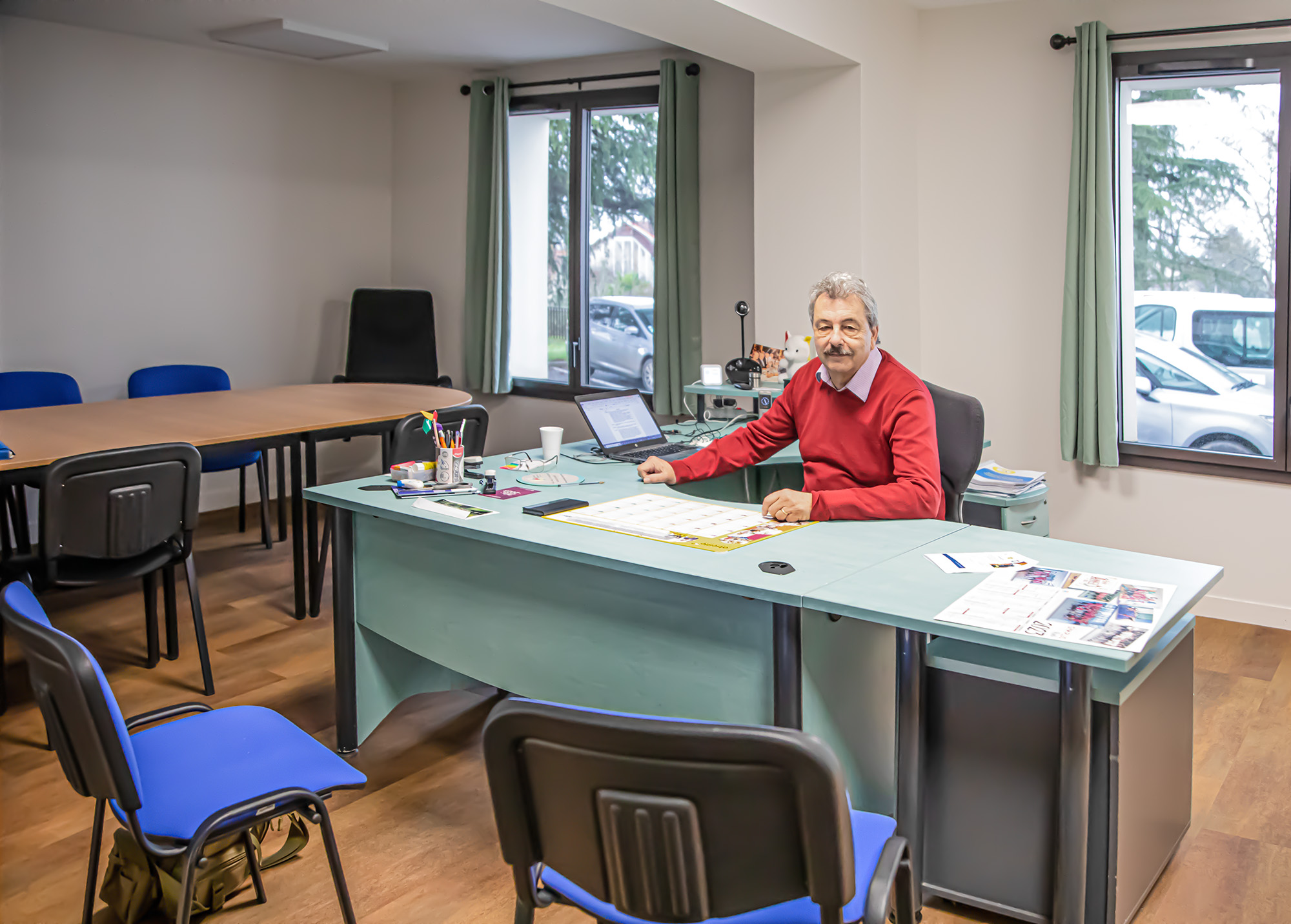 7 Michel Petit dans son bureau 1bis 110123.jpg