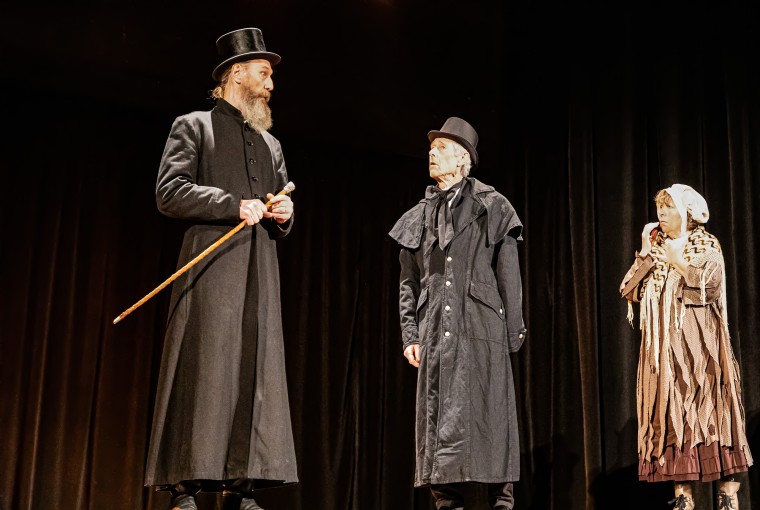 2 Jean Valjean empêche l'inspecteur Javert d'arrêter Fantine 1bis 010223.jpg