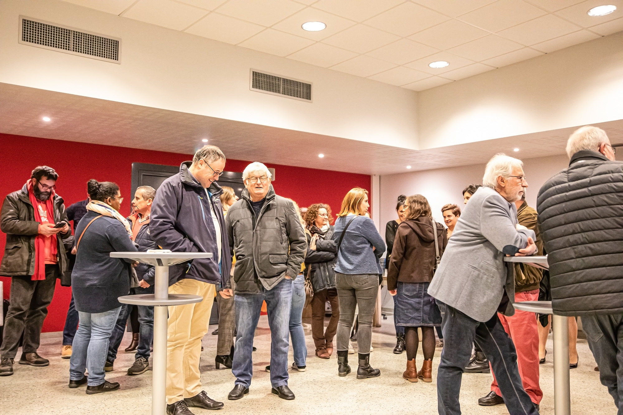 7 Centre Stéphane Demay Bernard Barrail au fond les employées CCBA à droite Bernard Sempé 1bis 310223.jpg