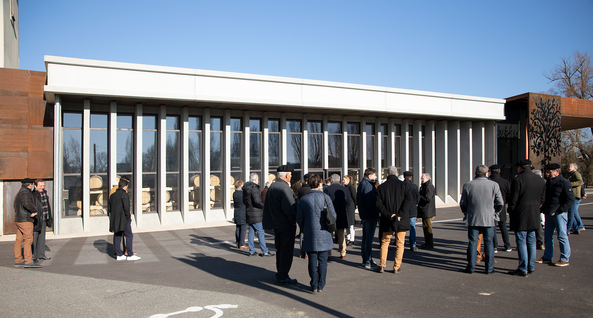 1 Les invités attendent devant l'atelier des cépages 1bis 090223.jpg