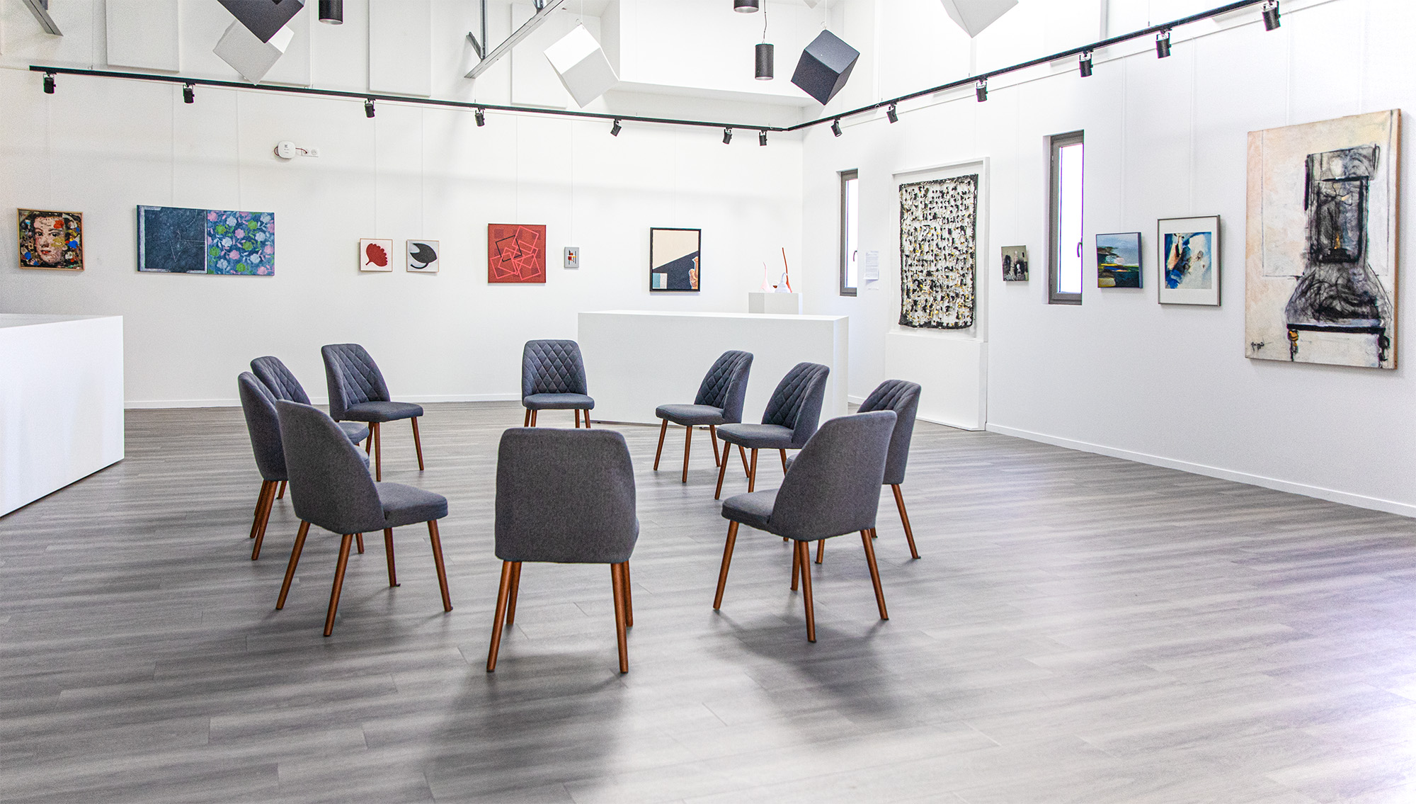 8 La galerie bleue dans l'attente du ministre evec expo Charlotte de Mapeou 1bis 100223.jpg