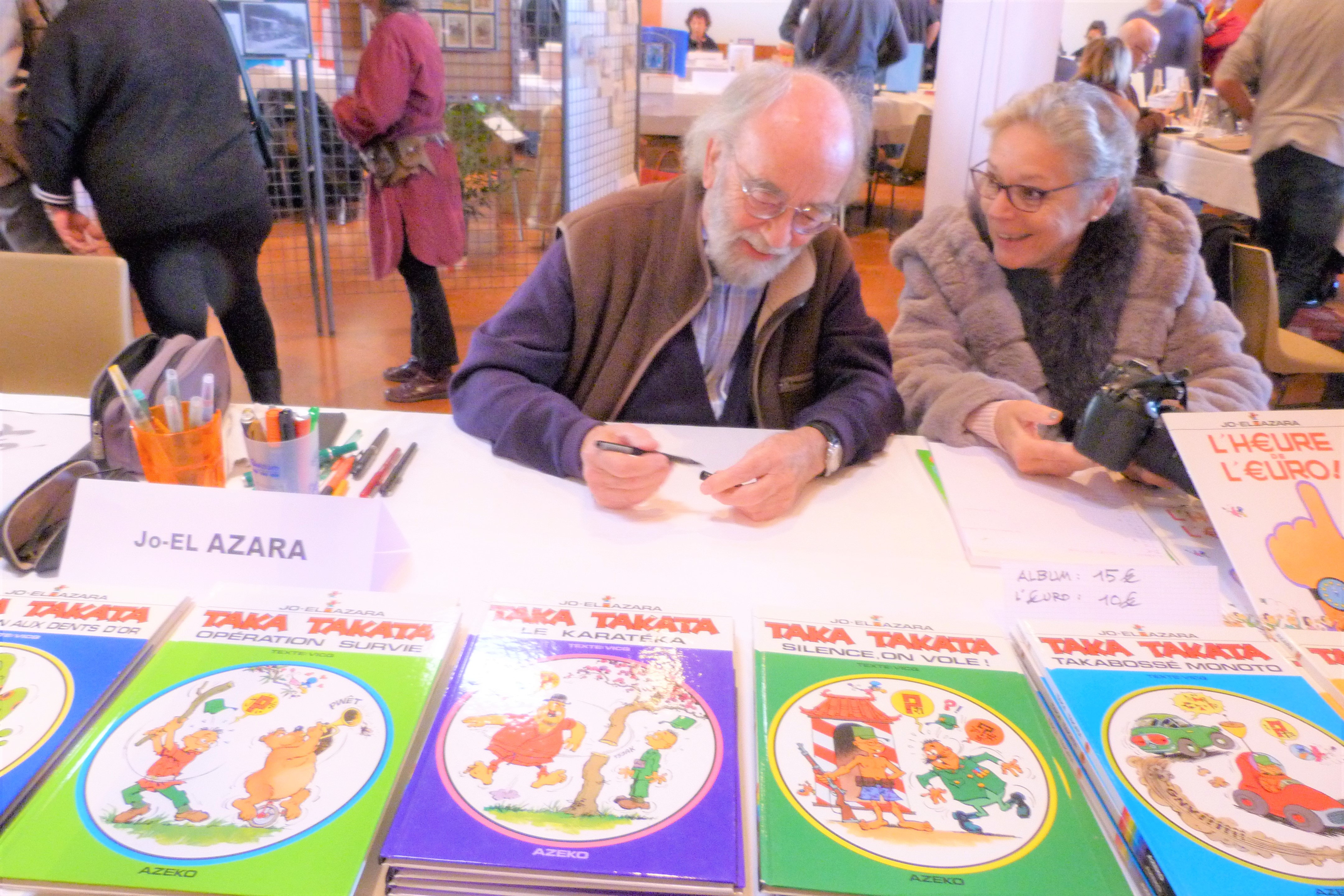En pleine dédicace au salon de Ciadoux dont il était un habitué