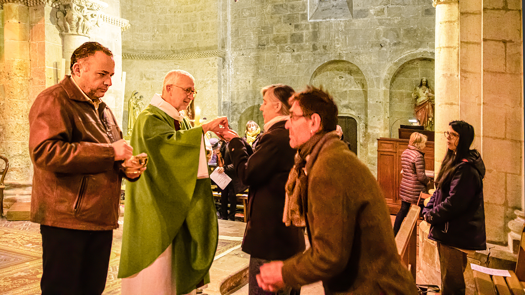 11 Mgr Lacombe donne la communion à Nogaro 1bis 050223.jpg