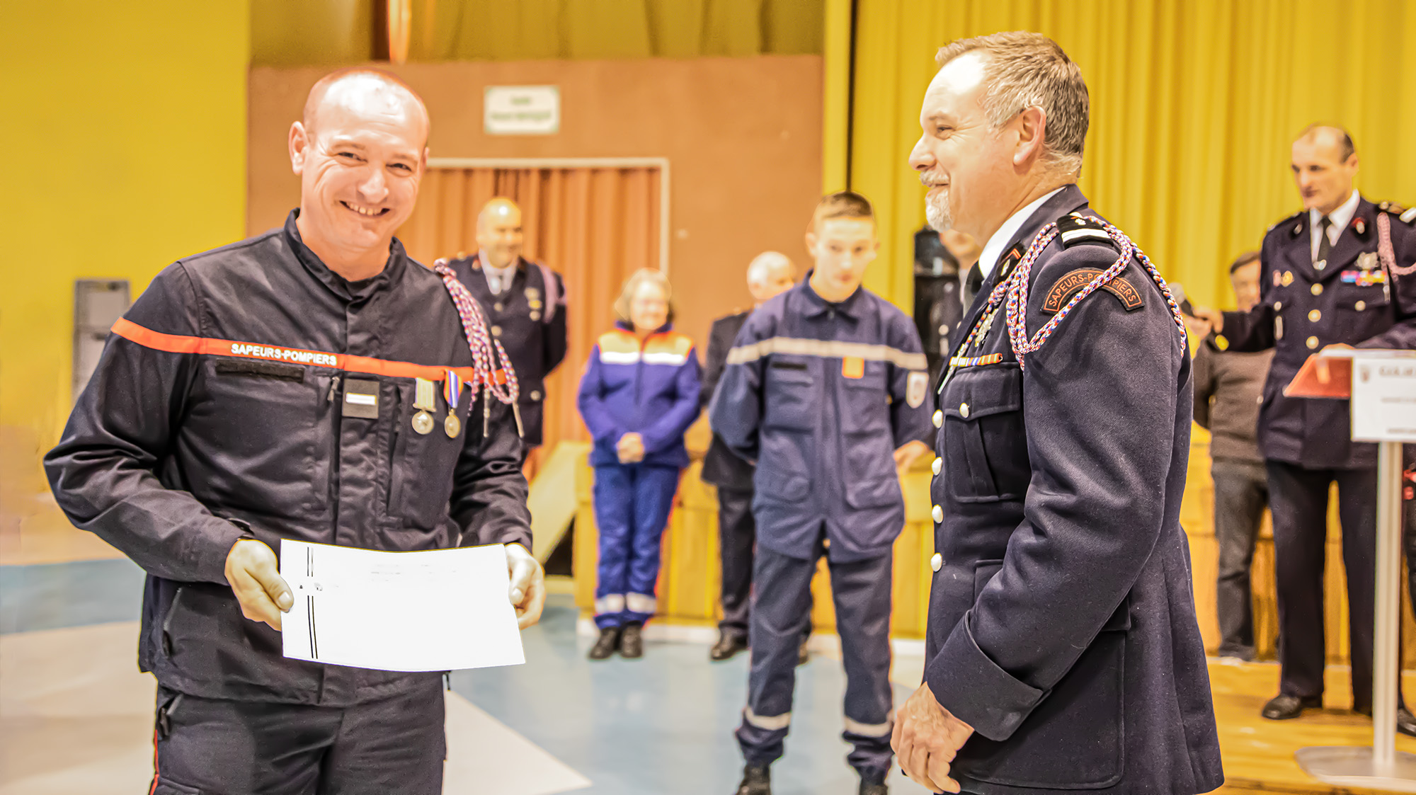 24 L'adj-chef Lionel Desjardins reçoit son diplôme 1bis 110223.jpg