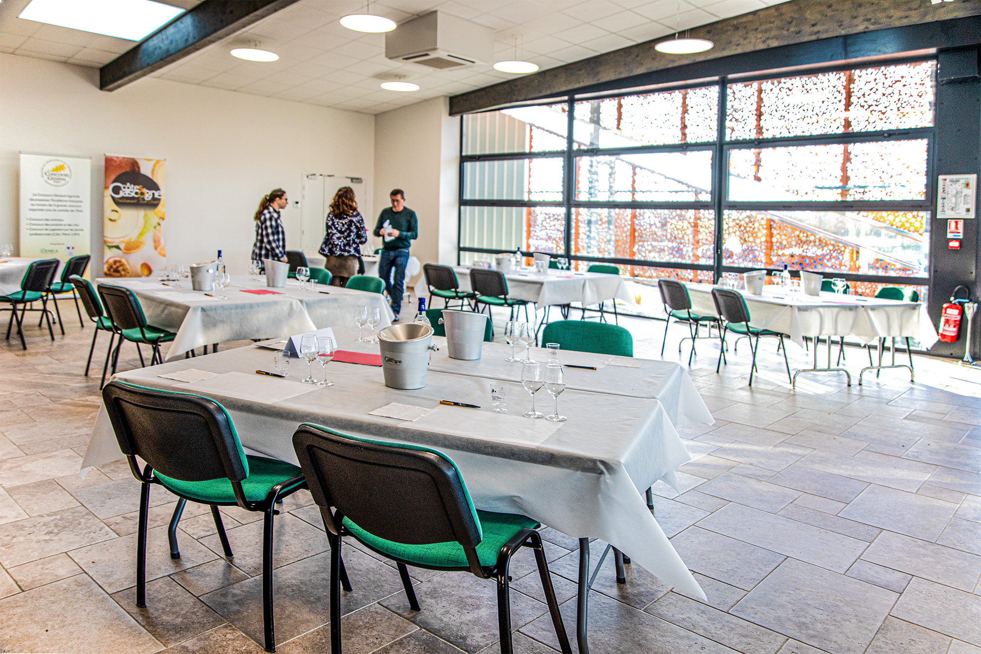 2 La salle de dégustation est prête 1bis 060223.jpg