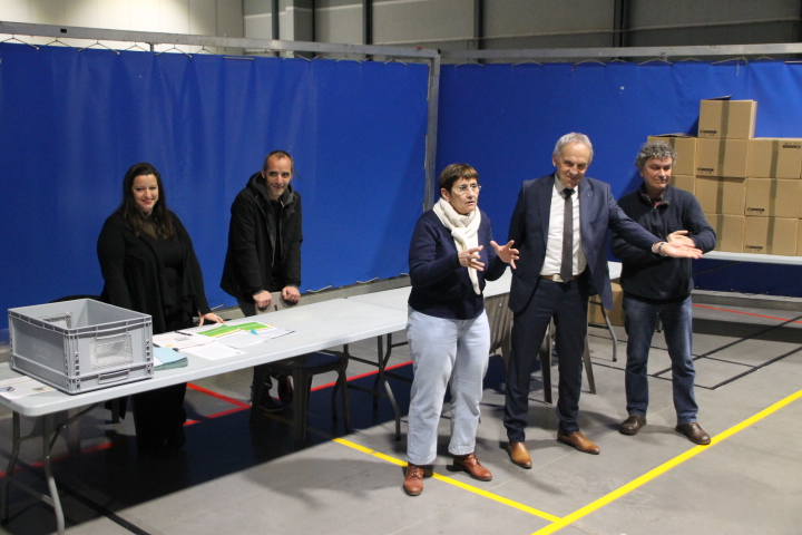 Anaelle Journet responsable du service d'hygiène d'Auch , Sébastien Vrillaud Chargé de Mission Climat Energie, Cathy Daste-Leplus, adjointe au maire en charge de la tranquillité publique, Christian Laprébende, maire d'Auch, Henri Chavarot chargé du développement durable, de la transition écologique et énergétique, des mobilités douces et actives, de l'alimentation
