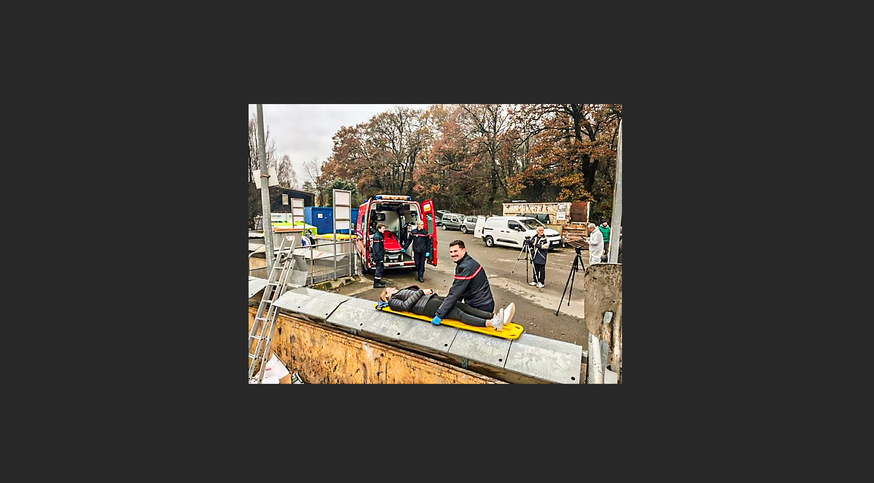 DR 9 Pendant le tournage le mort joué par un sapeur-pompier 1bis.jpg