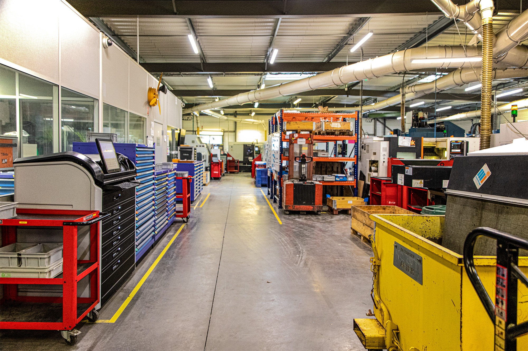 6 Dans l'usine 1bis 060323.jpg