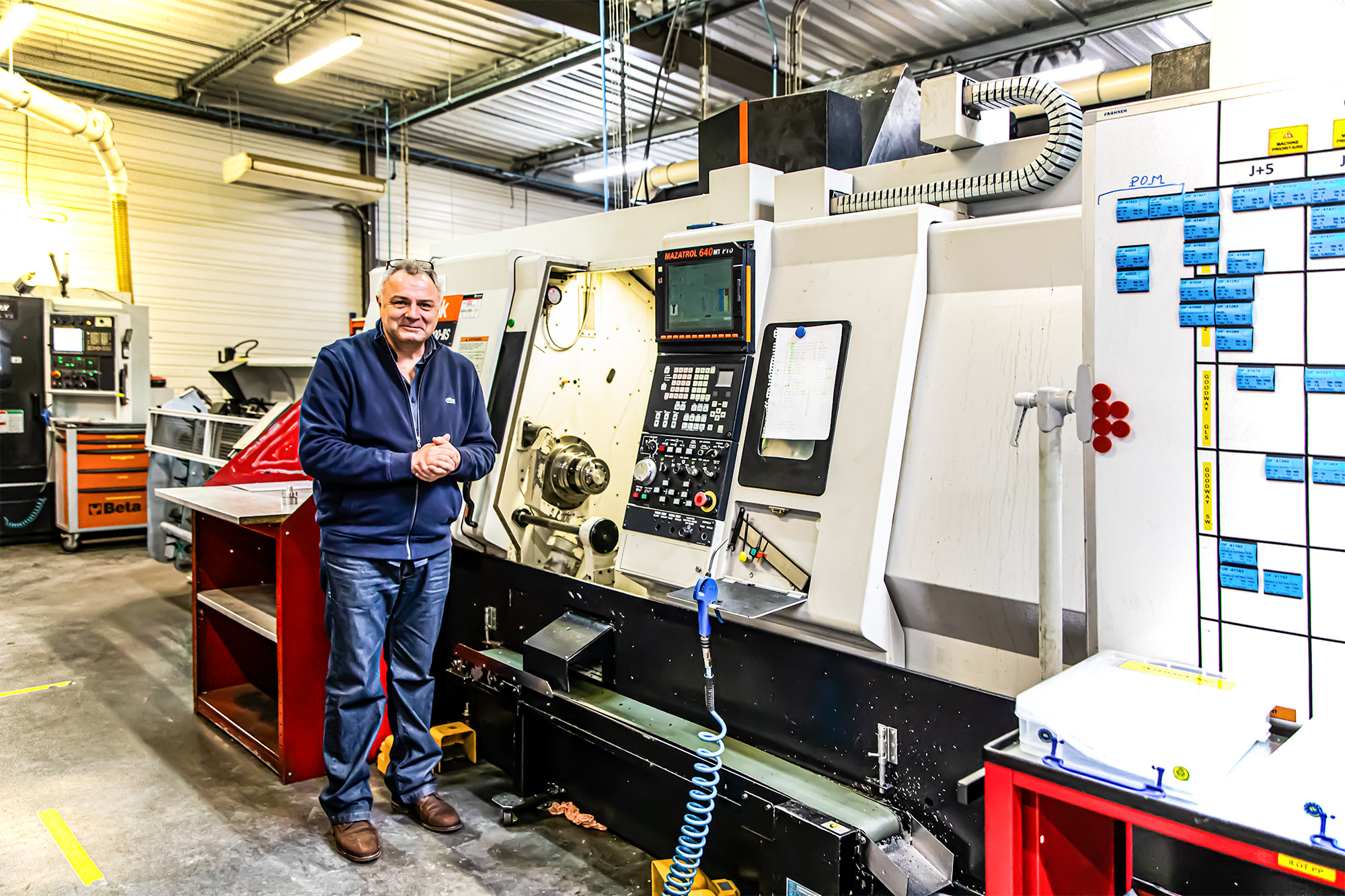 2 Christian Schaerer montre une machine 1bis 060323.jpg