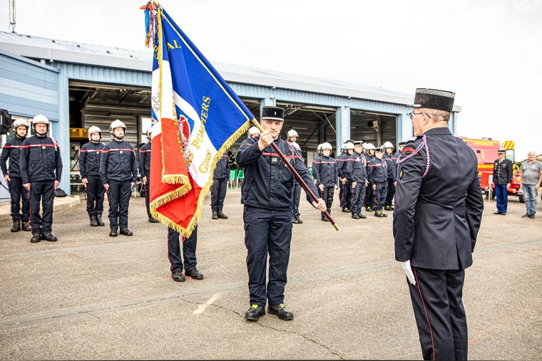 13 Le lt Desjardins reçoit le drapeau du CIS 1bis 250323.jpg
