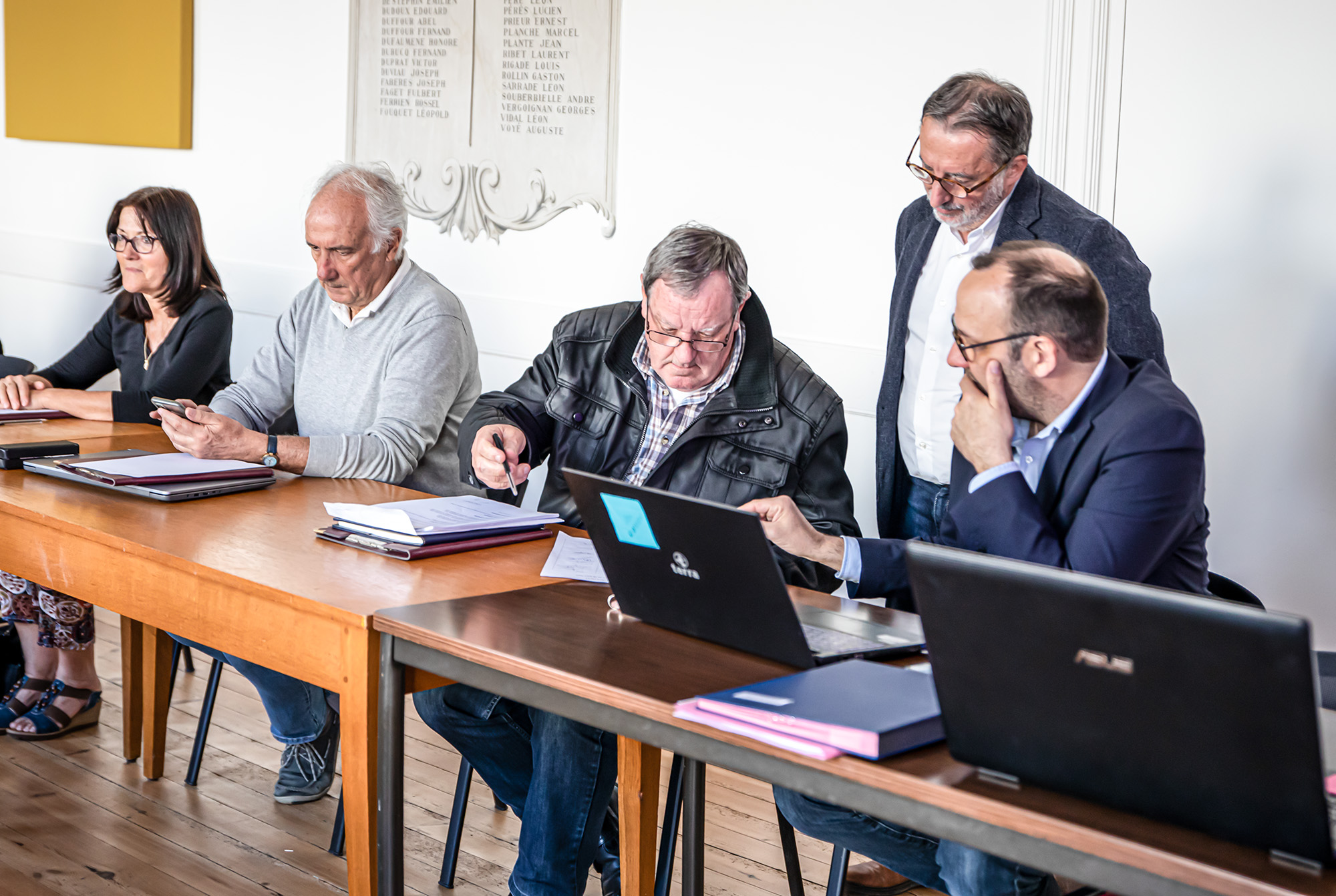 3 Christian Peyret confère avec Bernard Hamel et David Couralet 1bis 280323.jpg