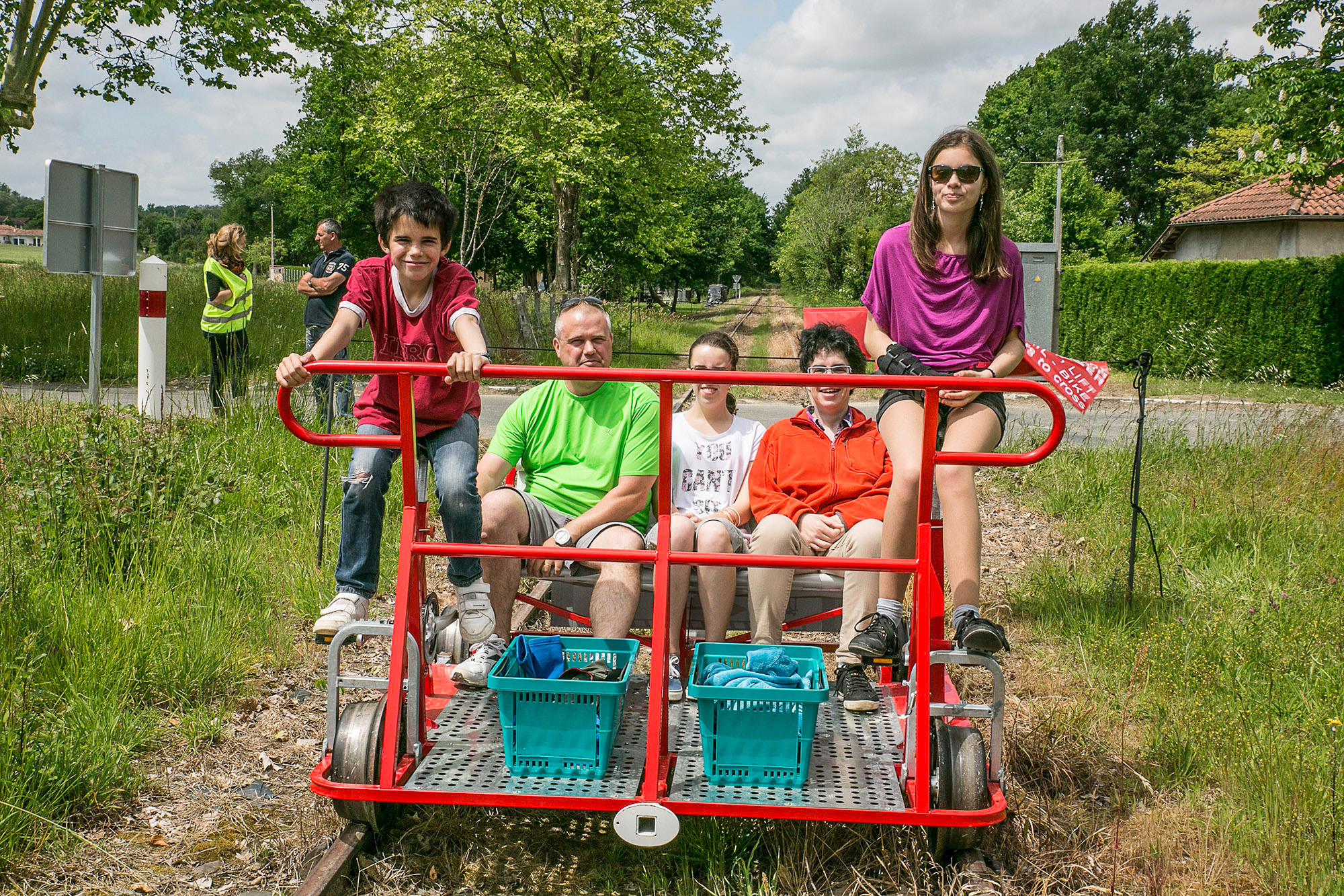 1 Une famille sur le vélorail 1bis 100514.jpg