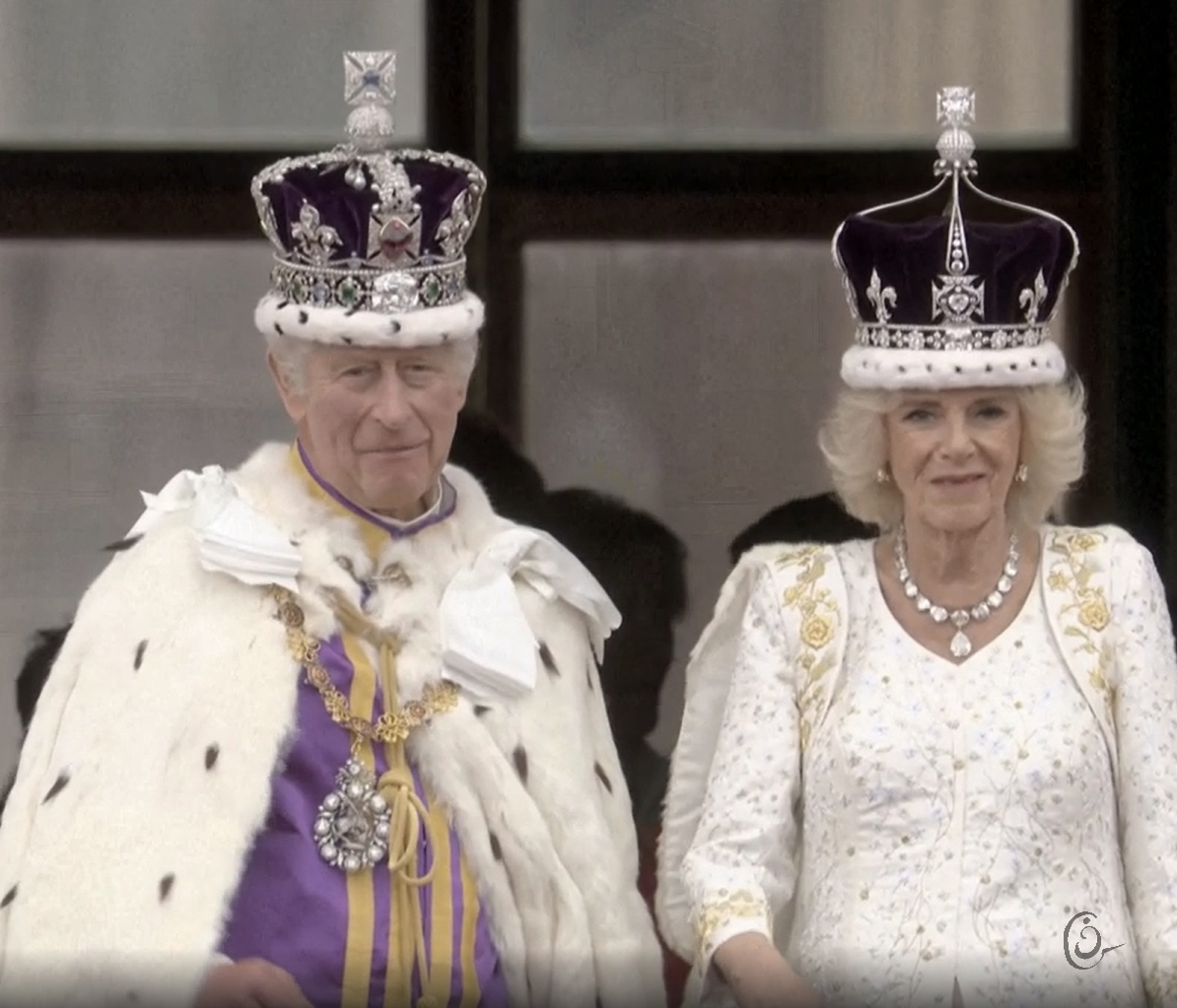 CharlesIII et Camilla seuls au balcon , image rare.jpg