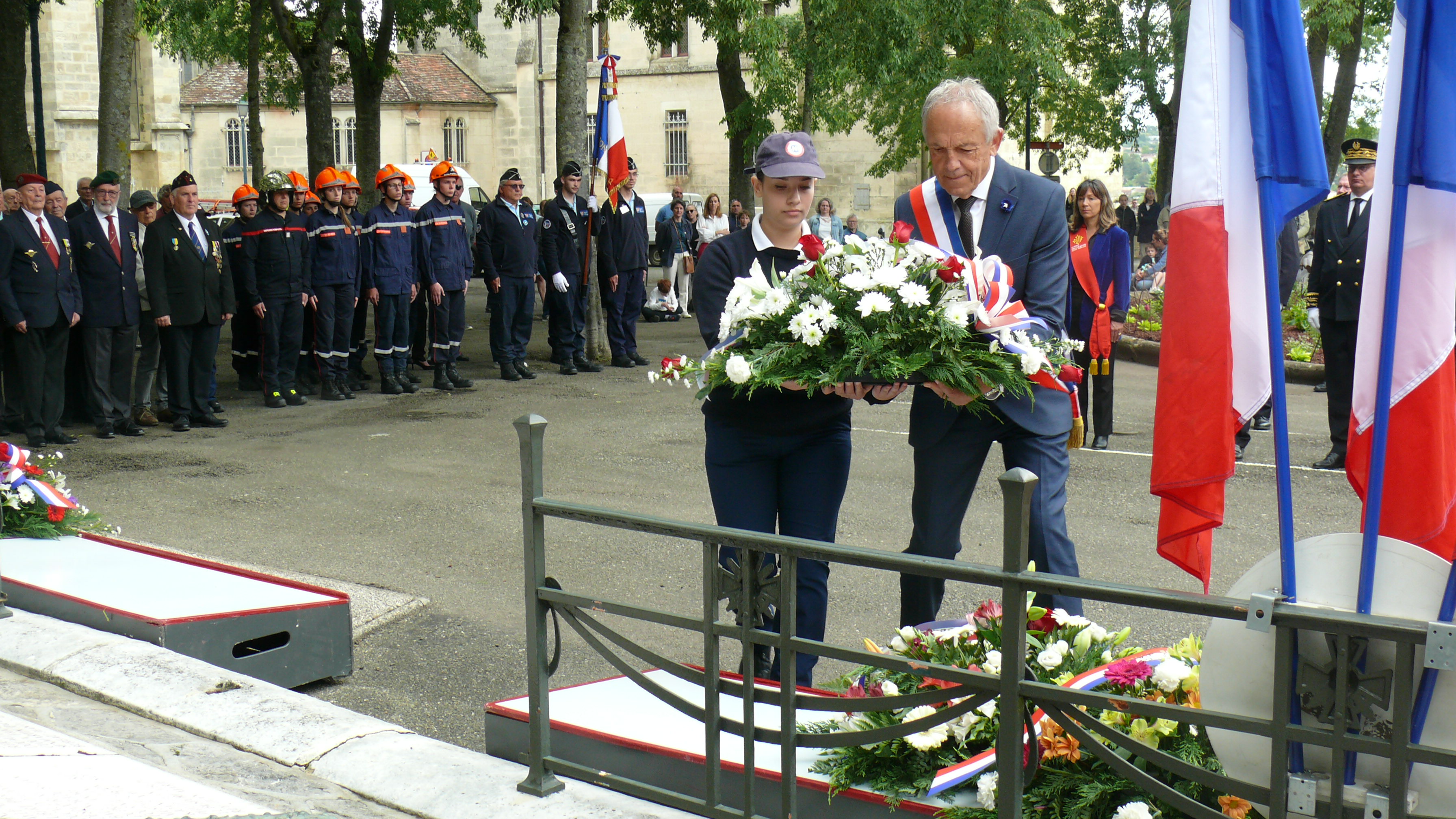 Le maire d'Auch, Christian Laprébende, accompagné de Thalia André, SNU..JPG