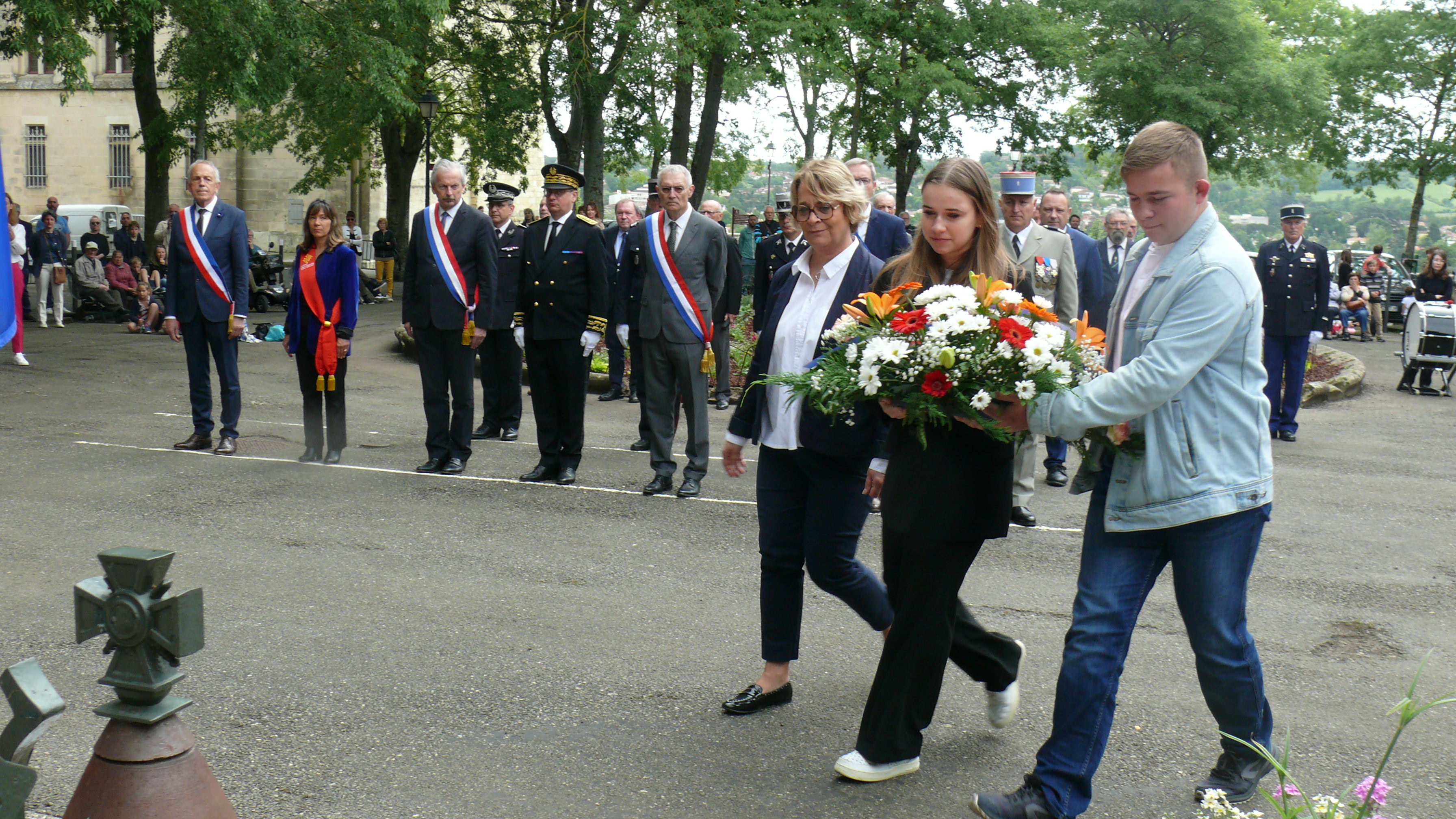 Mme Di Guisto, principal du collège Salinis, accompagnée de Gabriel Depret et Alice Blanc.JPG
