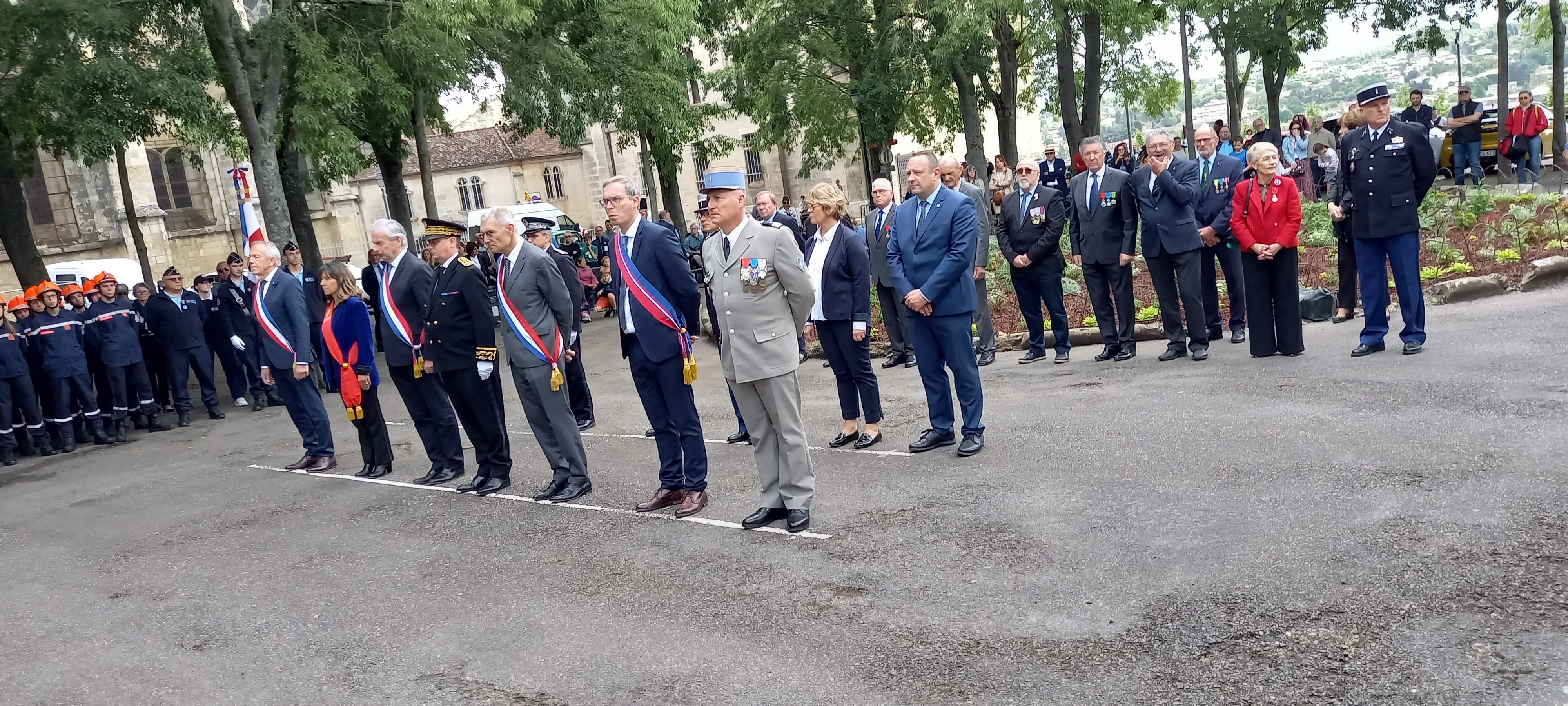 Les personnalités civiles et militaires..jpg