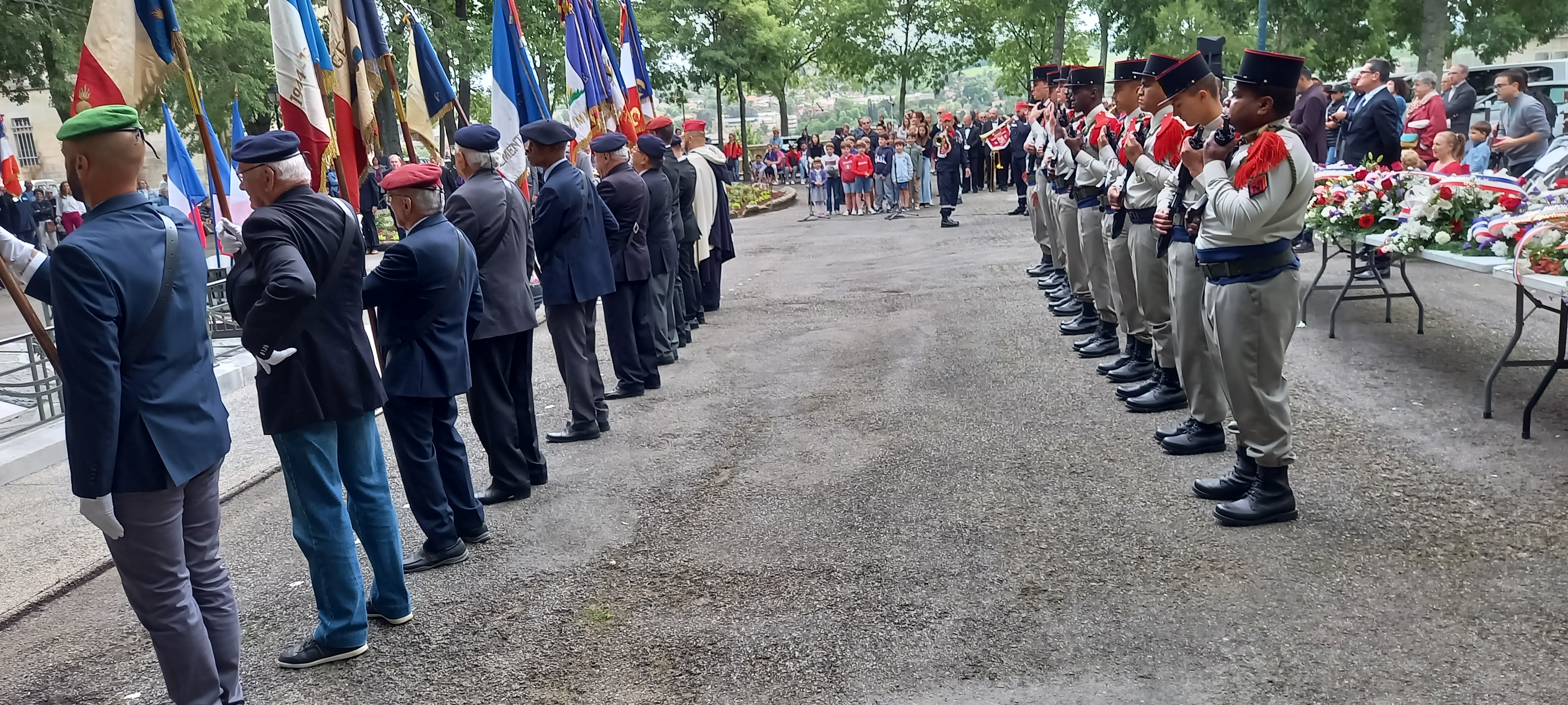 détachement du 31e régiment du génie de Castelsarrasin et les porte-drapeaux..jpg