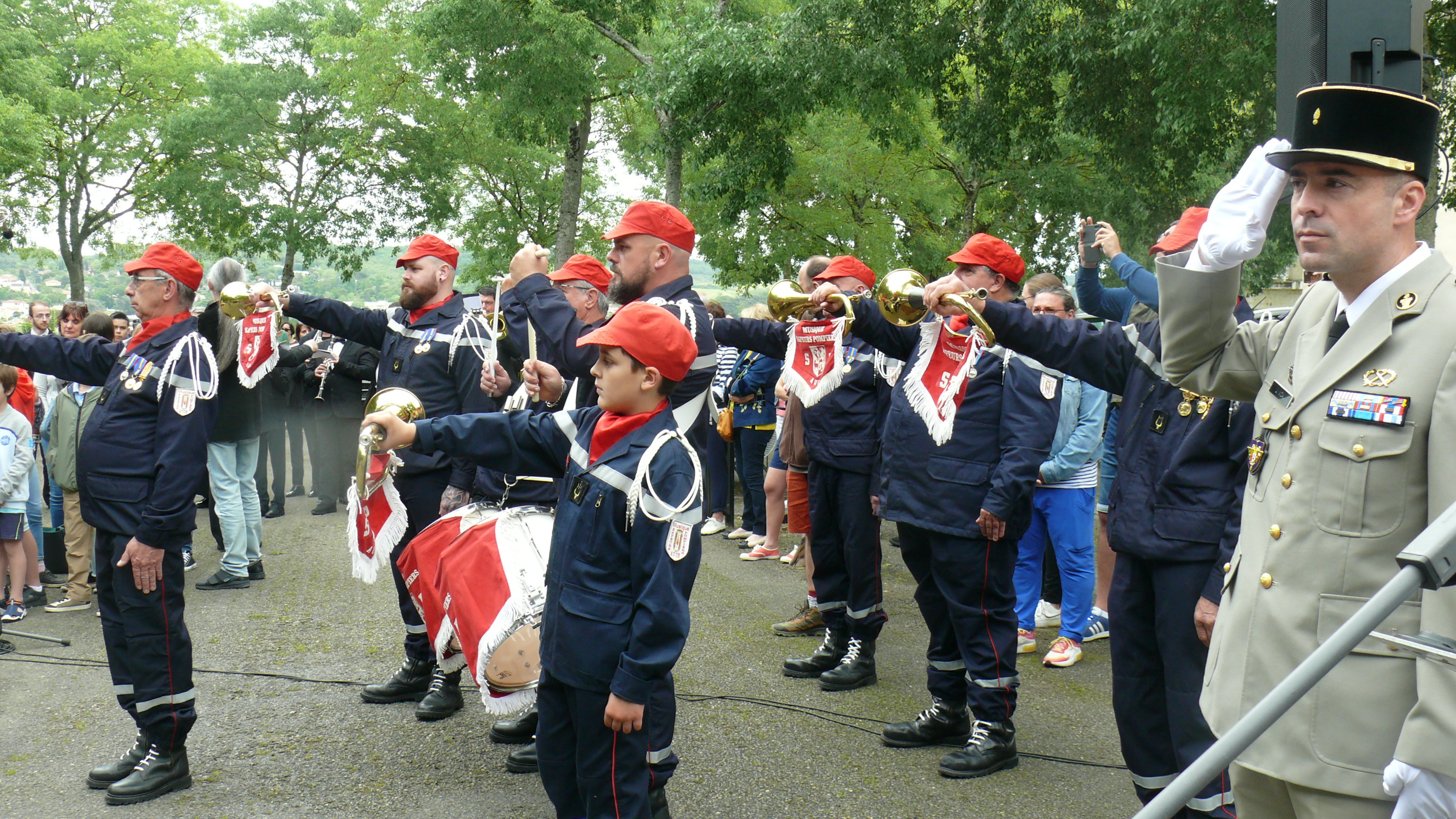 La musique des sapeurs pompiers d'Auch a assuré les intermèdes musicaux.JPG