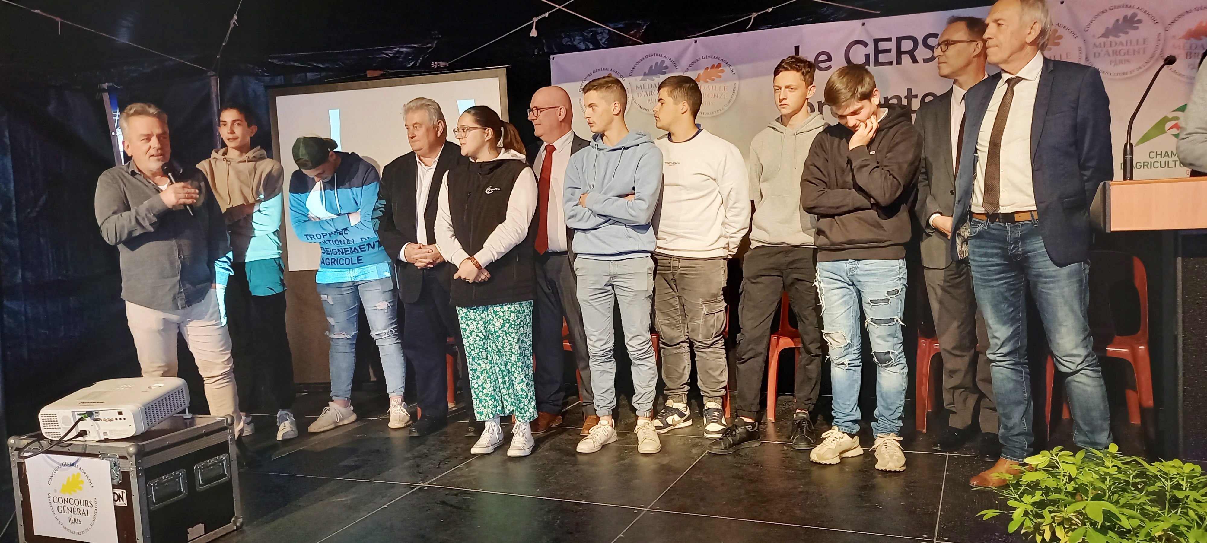 Les élèves et leur professeur du lycée professionnel agricole de Mirande.