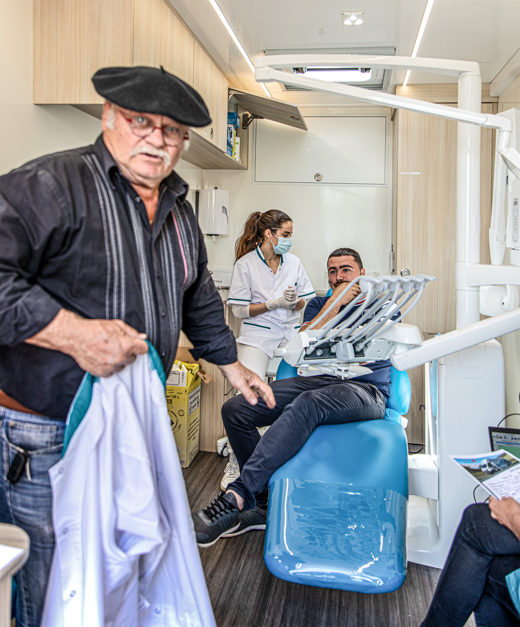 1 Le dentiste Michel Viboud enfile sa blouse 1bis 160523.jpg